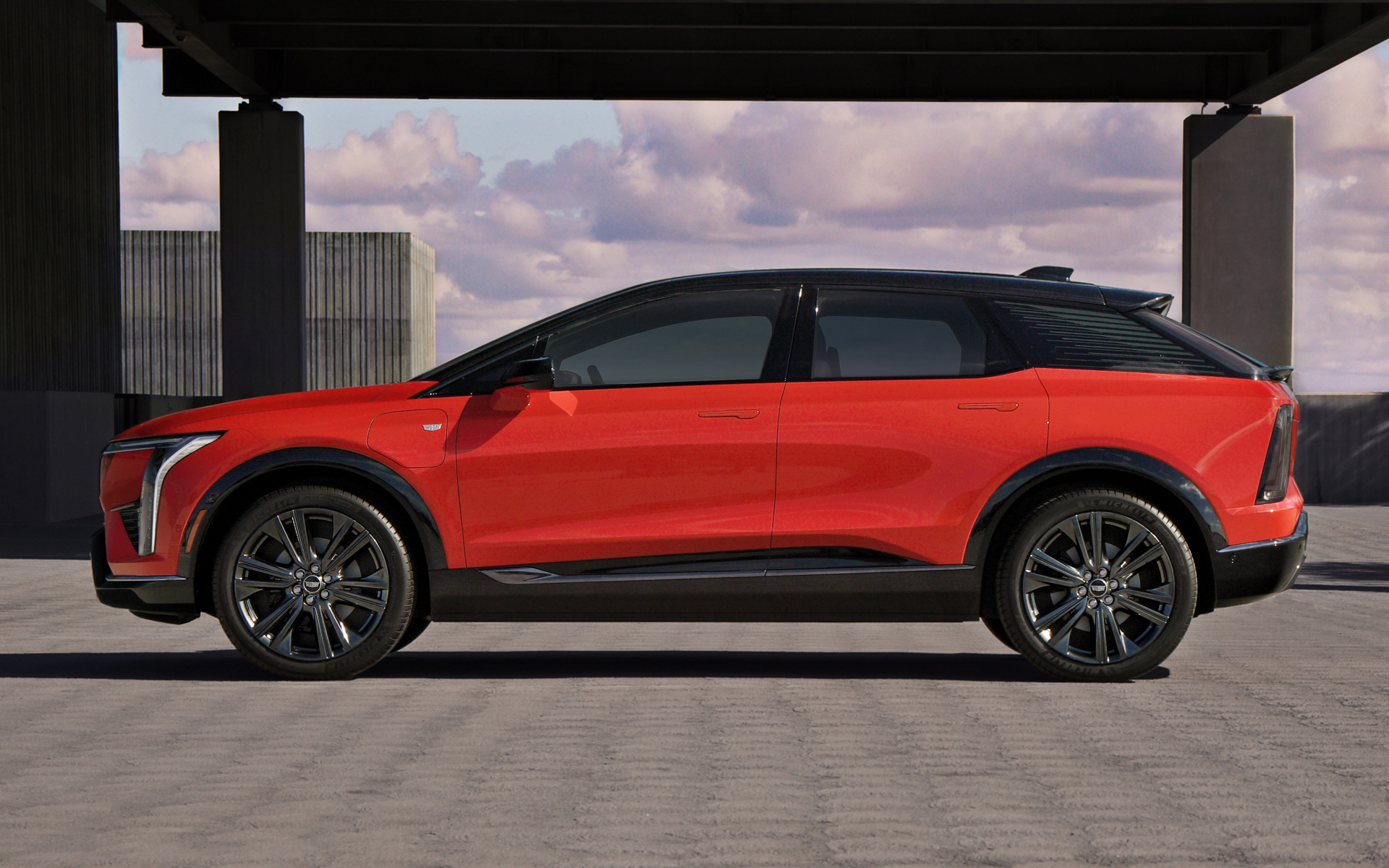 独自開発したEV専用のアルティウム・プラットフォームを採用。ホイールベースはリリックより6インチ短い