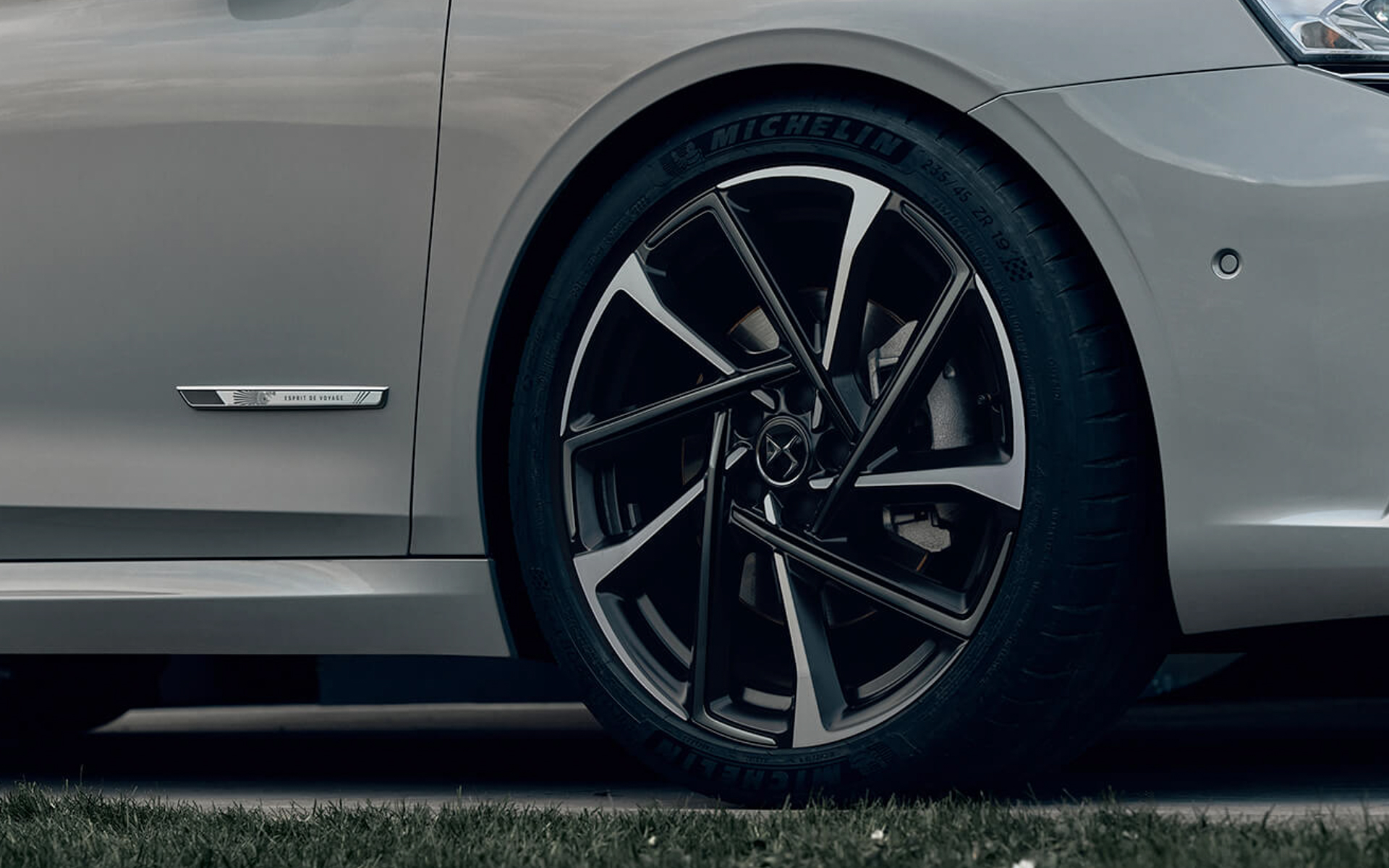 ボディサイドには「Esprit de Voyage」の文字が入るエンブレムがあしらわれる