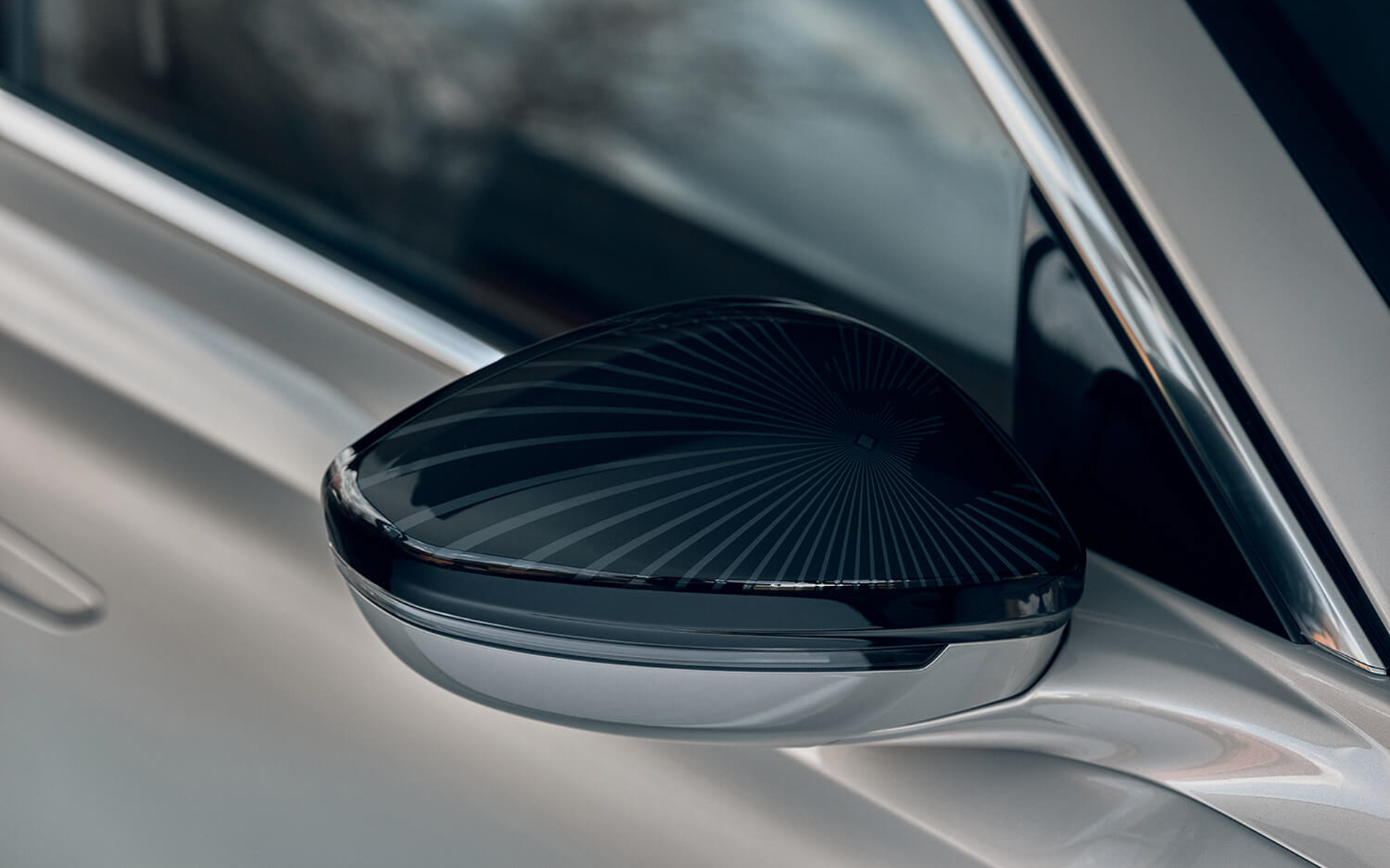 パリから広がる旅路を表現した「Esprit de Voyage」の意匠が描かれるドアミラー