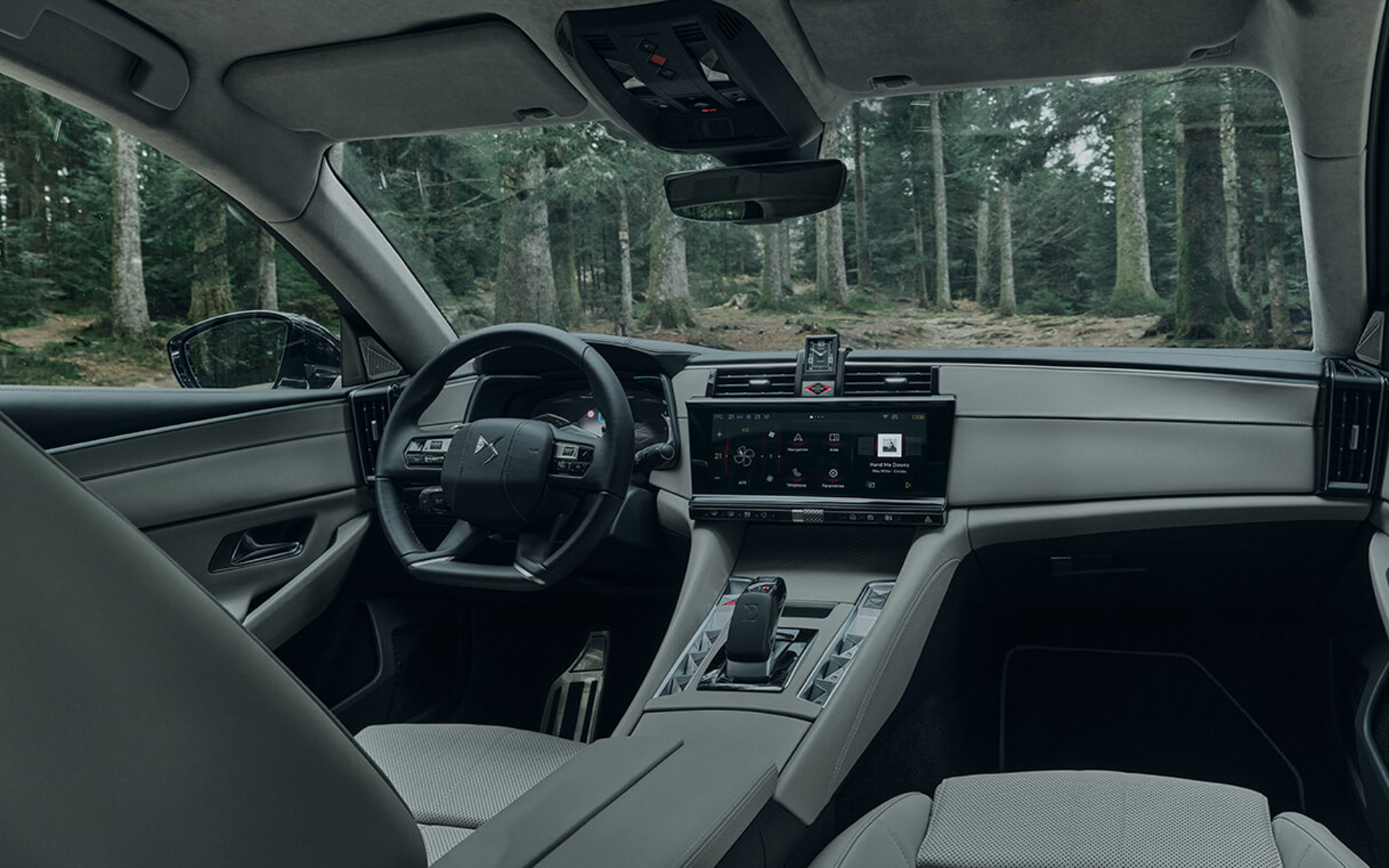 インテリアはパールグレーのナッパ―レザーを採用