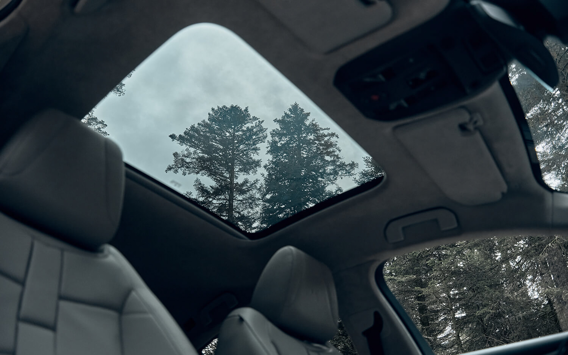 光をふんだんに取り込むスライディングガラスルーフ