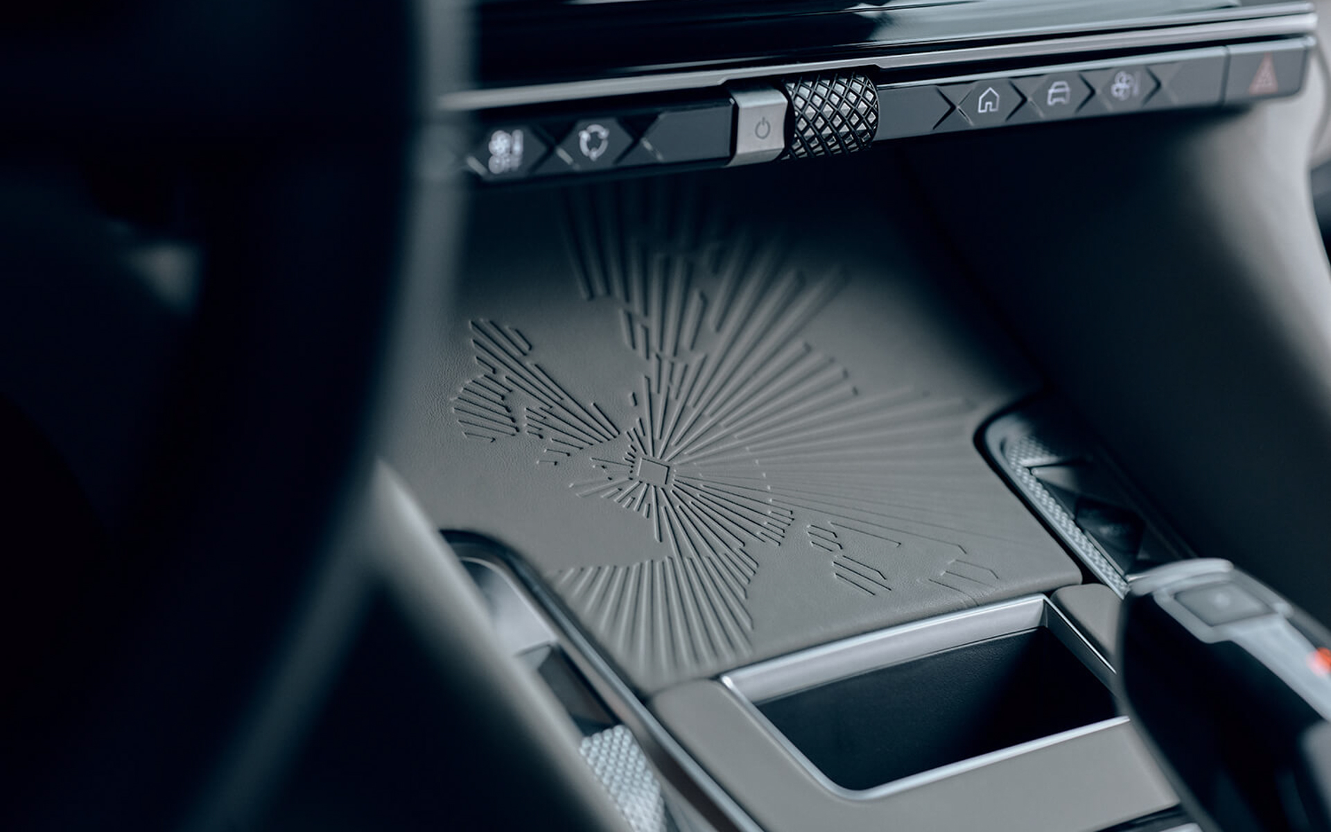 センターコンソールにはパリから広がる旅路を表現したエンボス加飾が施されている