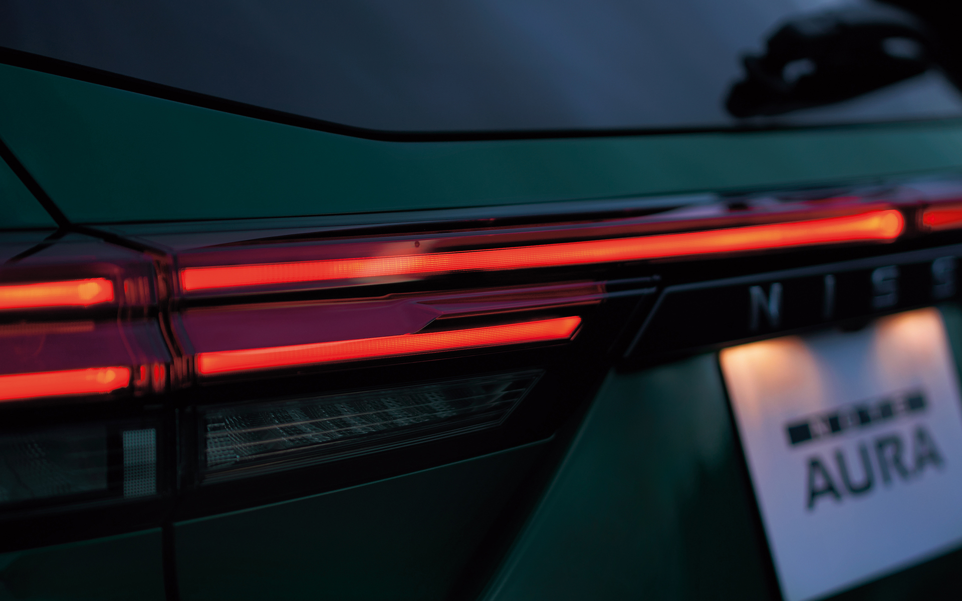 マイナーチェンジではフロントグリルに新時代のデジタルVモーションを採用したほか、新デザインの17インチホイールを採用。ボディカラーに新色「フォレストグリーン」をラインアップ