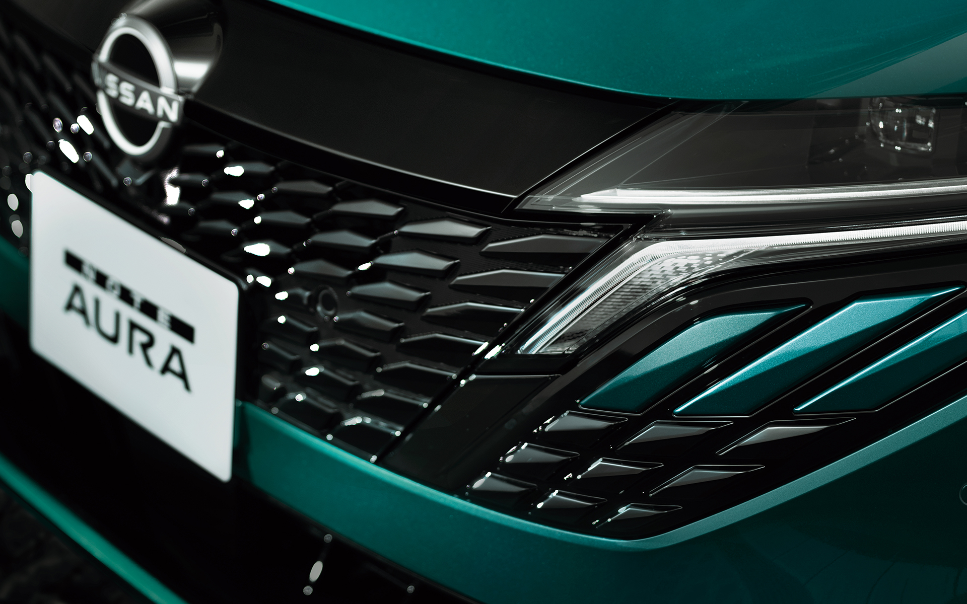 マイナーチェンジではフロントグリルに新時代のデジタルVモーションを採用したほか、新デザインの17インチホイールを採用。ボディカラーに新色「フォレストグリーン」をラインアップ