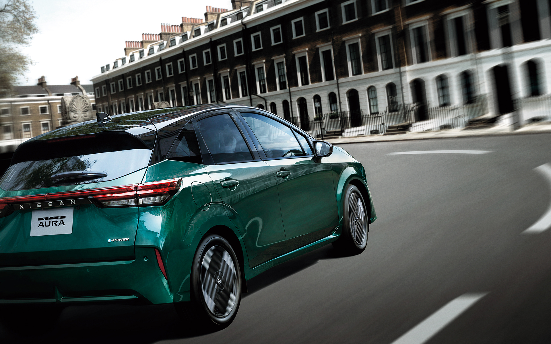 マイナーチェンジではフロントグリルに新時代のデジタルVモーションを採用したほか、新デザインの17インチホイールを採用。ボディカラーに新色「フォレストグリーン」をラインアップ