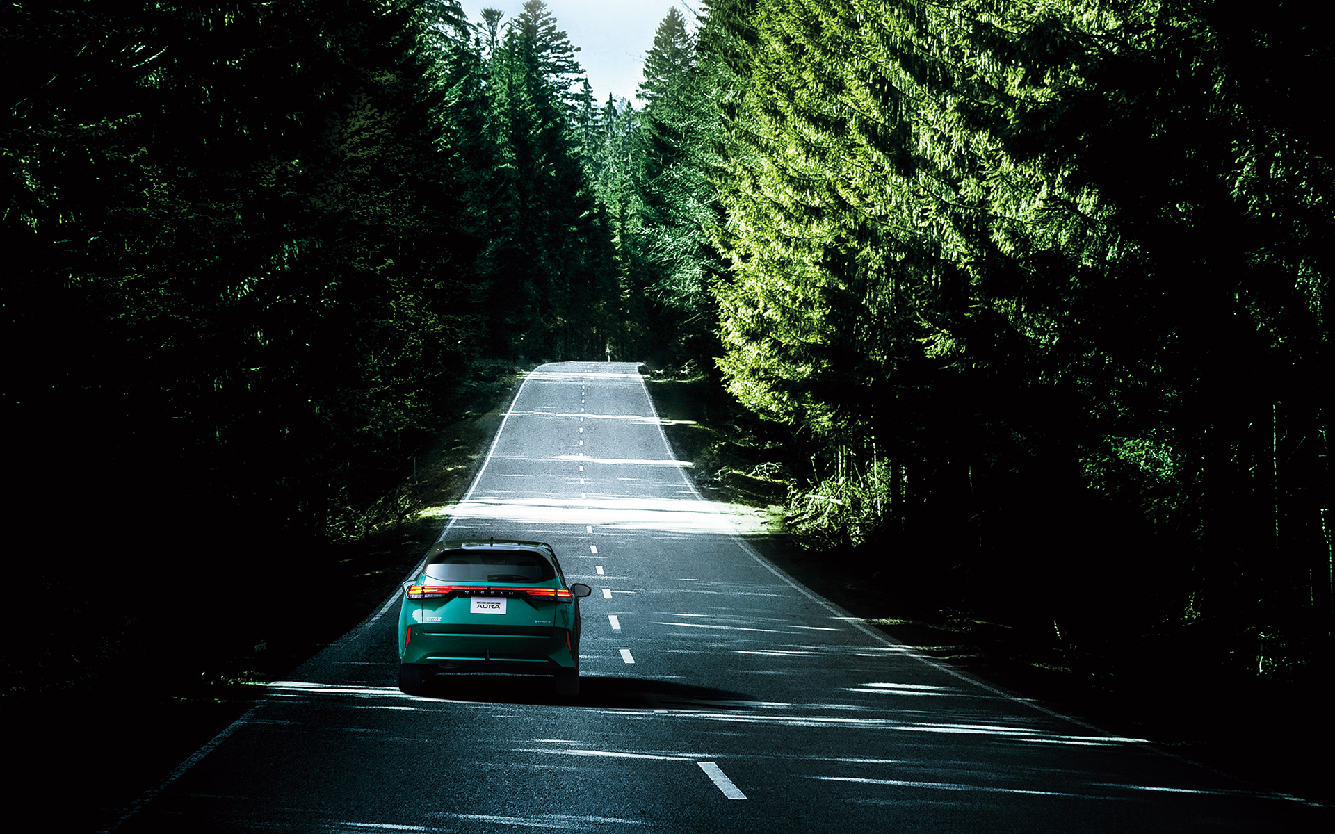 マイナーチェンジではフロントグリルに新時代のデジタルVモーションを採用したほか、新デザインの17インチホイールを採用。ボディカラーに新色「フォレストグリーン」をラインアップ