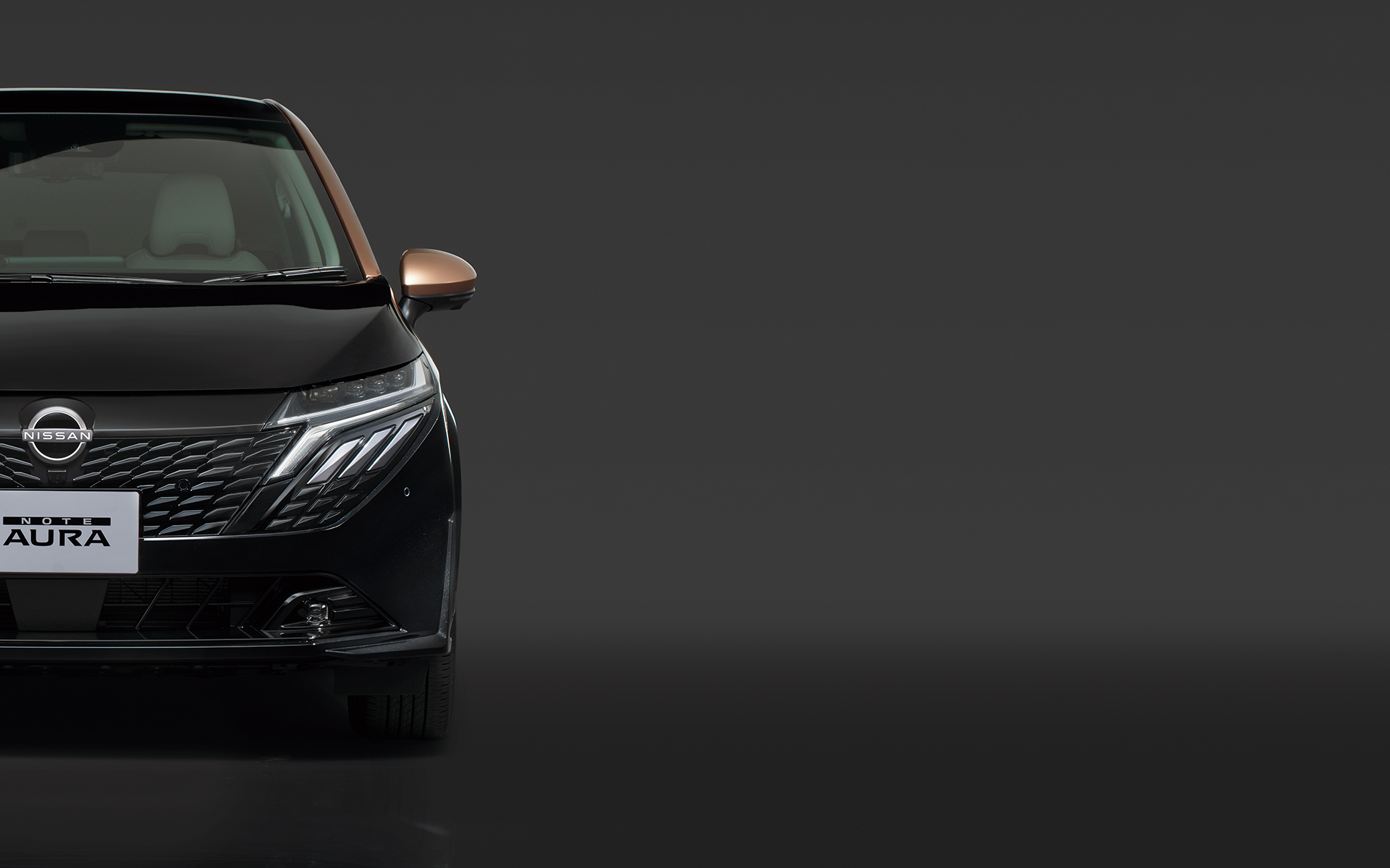 マイナーチェンジではフロントグリルに新時代のデジタルVモーションを採用したほか、新デザインの17インチホイールを採用。ボディカラーに新色「フォレストグリーン」をラインアップ