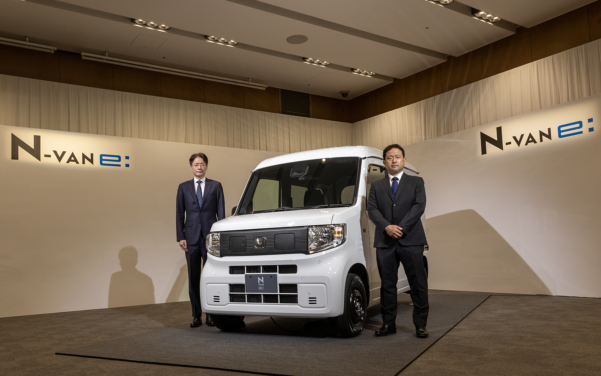 「N-VAN e：」と本田技研工業株式会社 総合地域本部 日本統括部 統括部長 高倉記行氏（左）、本田技研工業株式会社 電動事業開発本部 BEV開発センター N-VAN e：開発責任者 坂元隆樹氏（右）