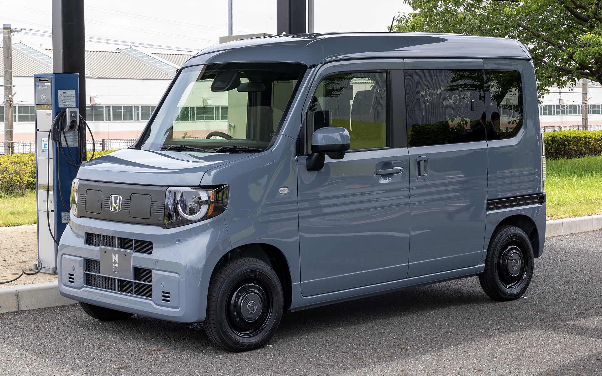 N-VAN e：。グレードはe：FUN。ボディカラーはソニックグレー・パール