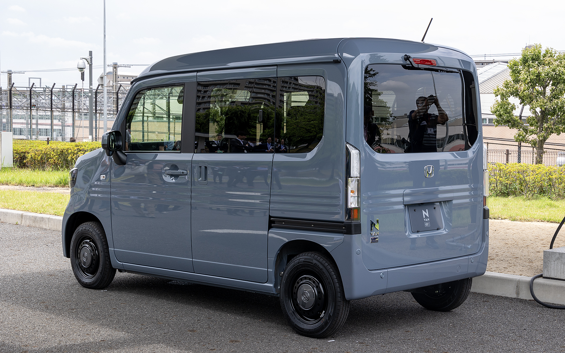 タイヤサイズがガソリンモデルの12インチから13インチになった。理由は後述