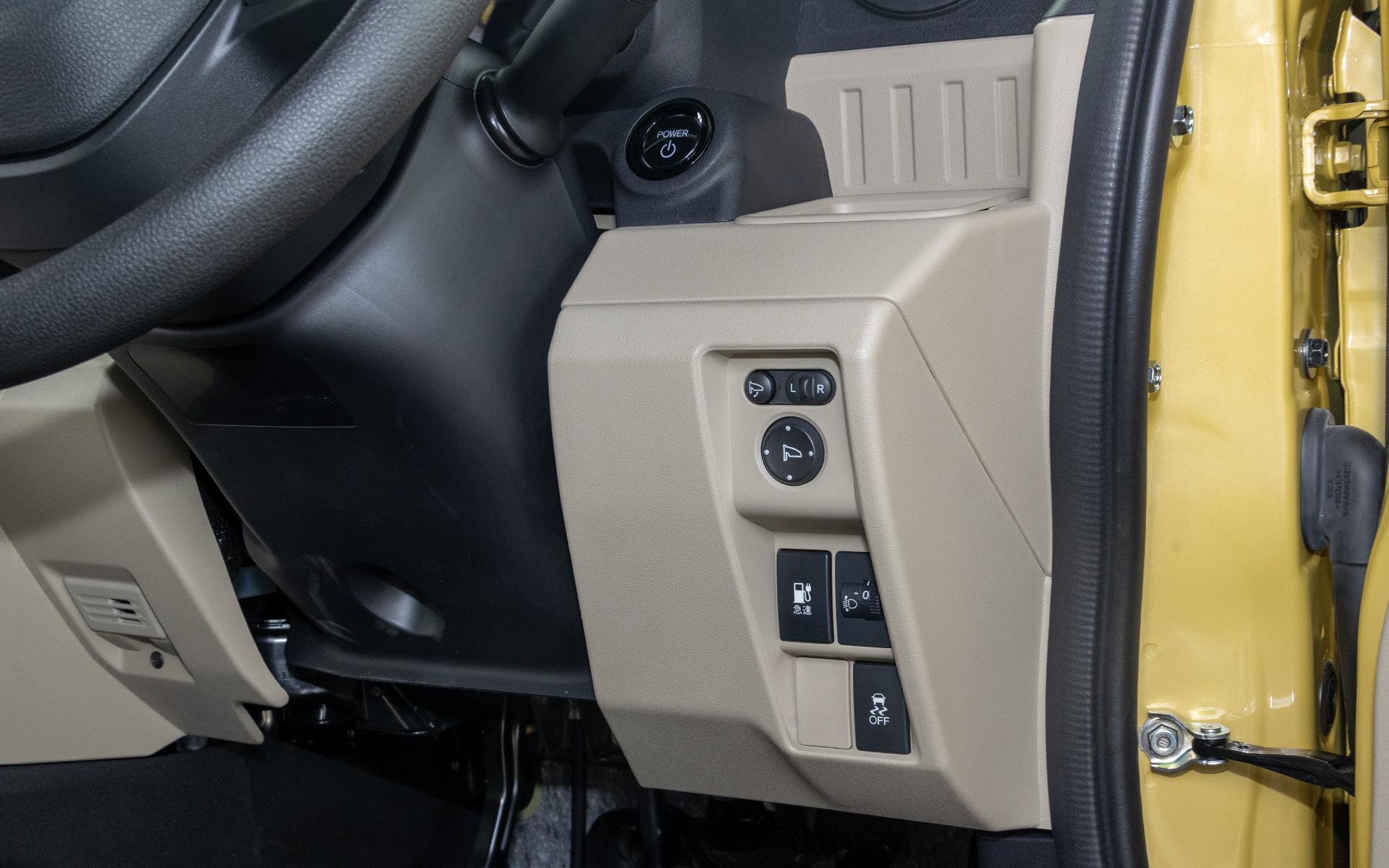 スイッチ類の配置もN-VANとは変わっている