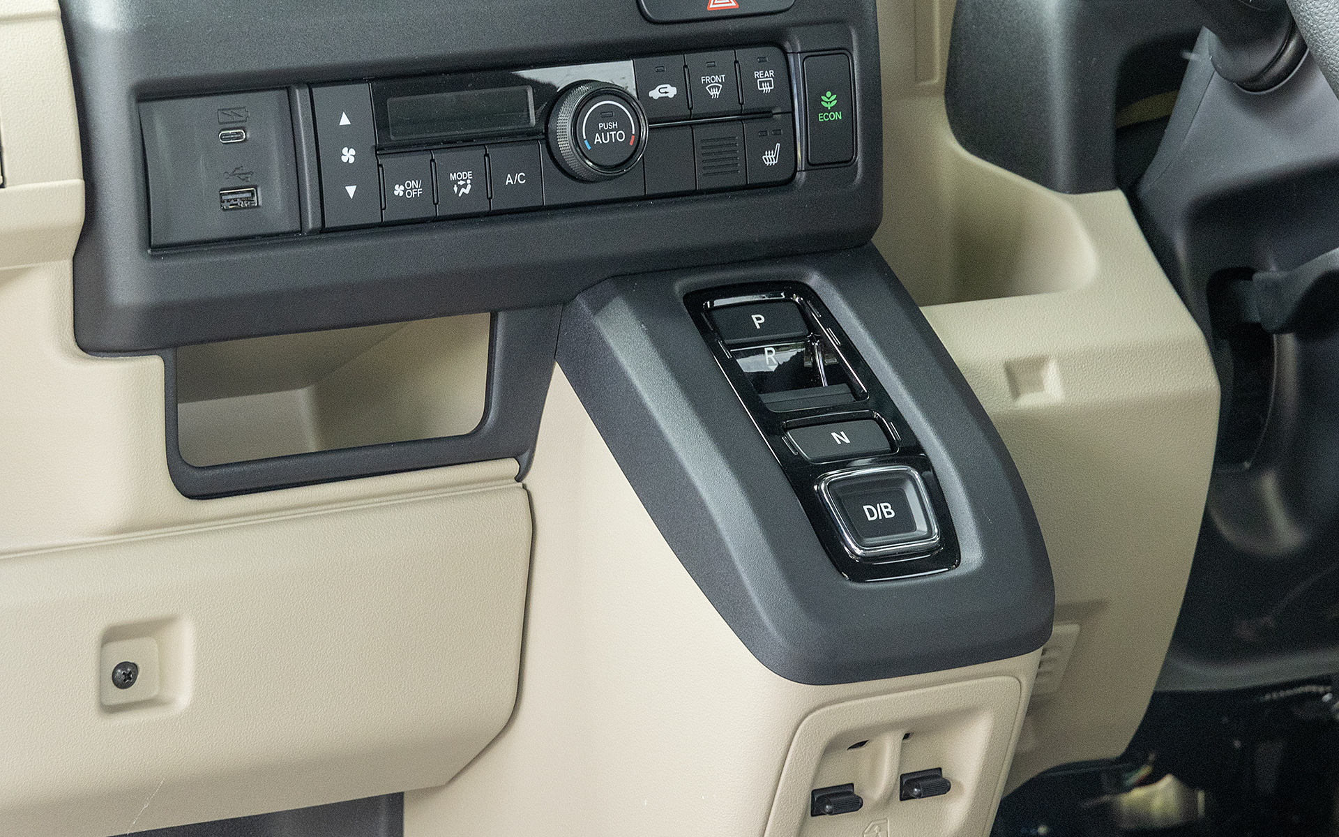 シフトノブがなくなりモードスイッチになった。エアコン操作パネルも変更。USB端子にType-Cが追加されている