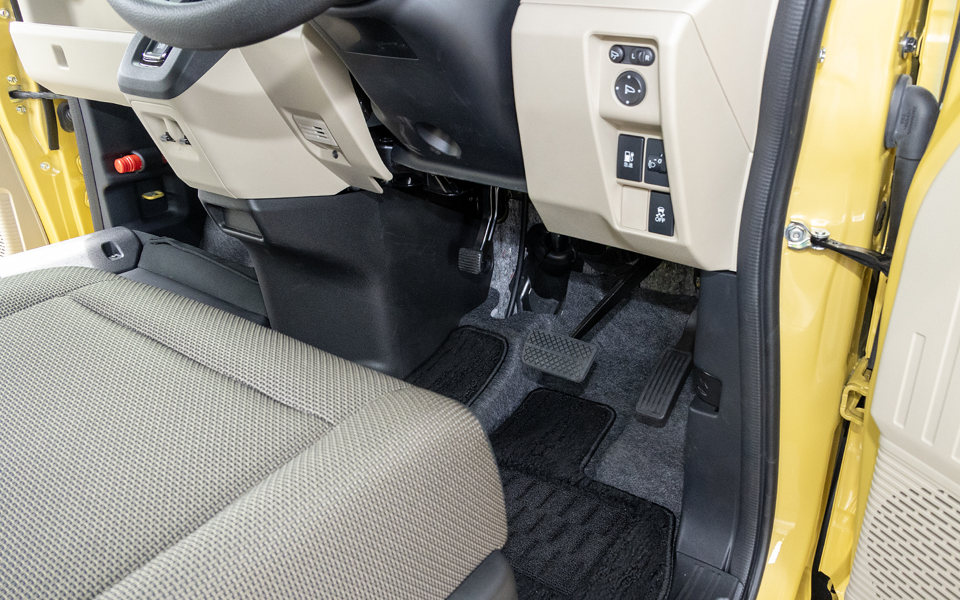 サイドブレーキは機械式