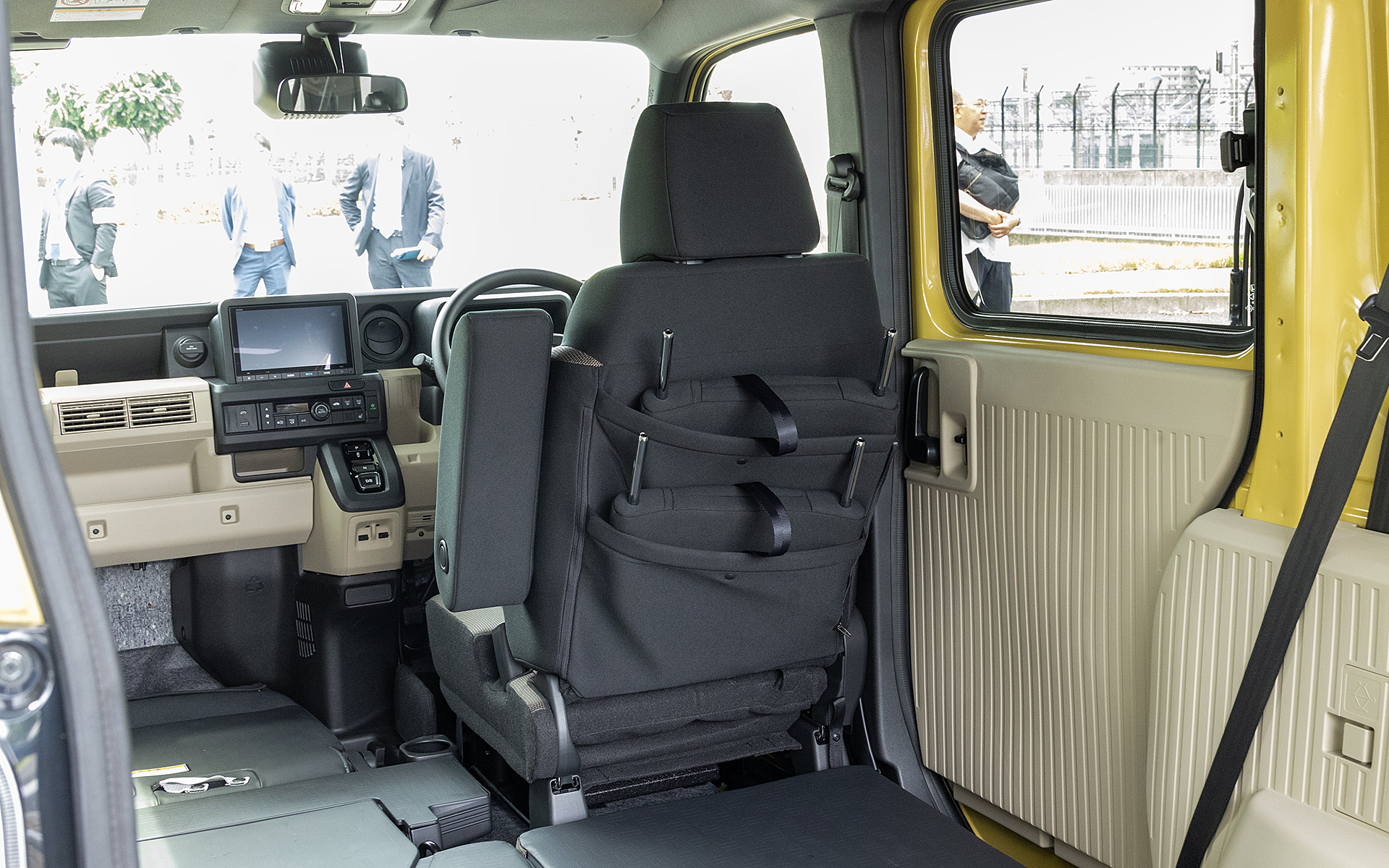 FUNのみシートバックにリアピローをしまう袋が設けてある