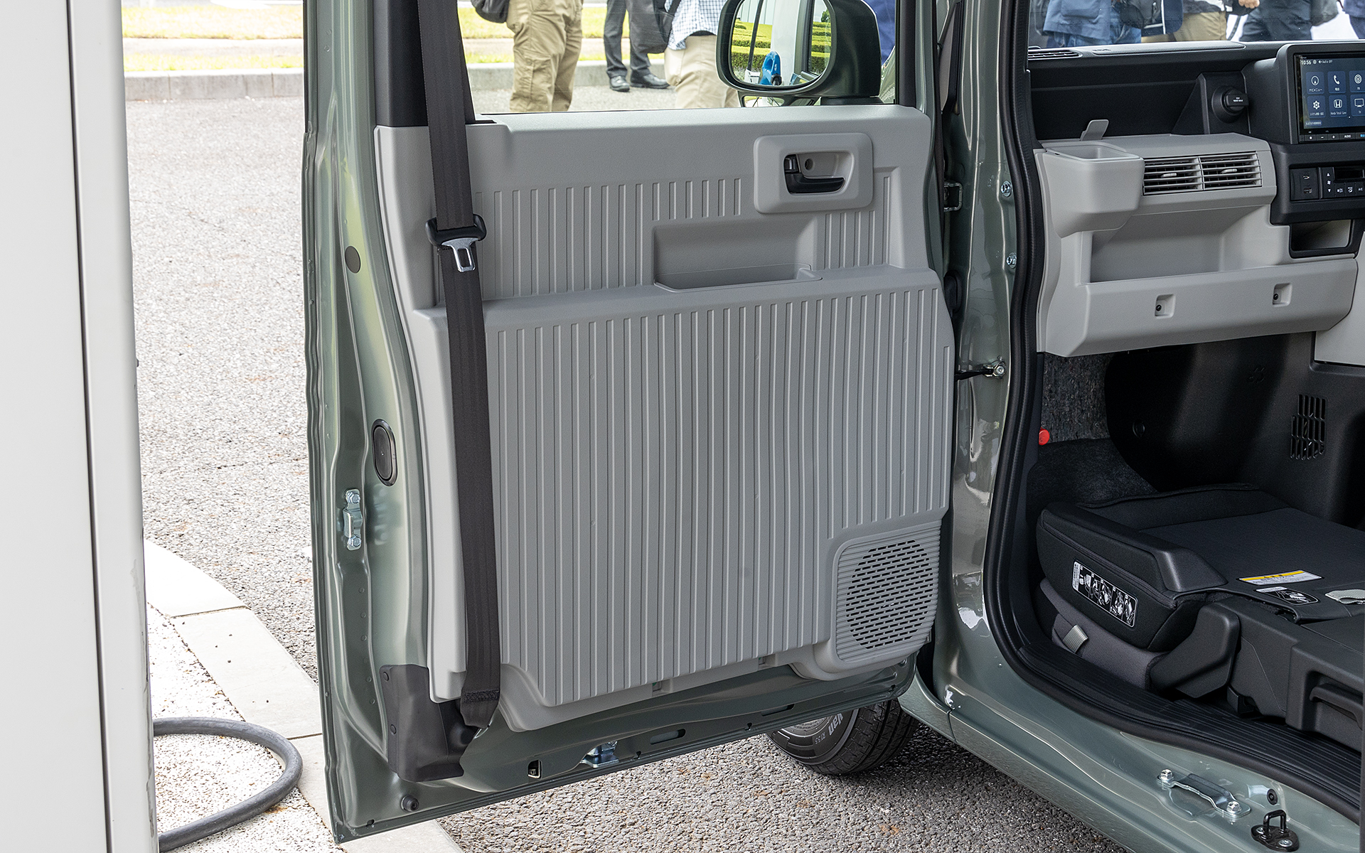 コンテナ外観にあるビードをイメージしたドアトリムや内装パネル。形状がシンプルになっている