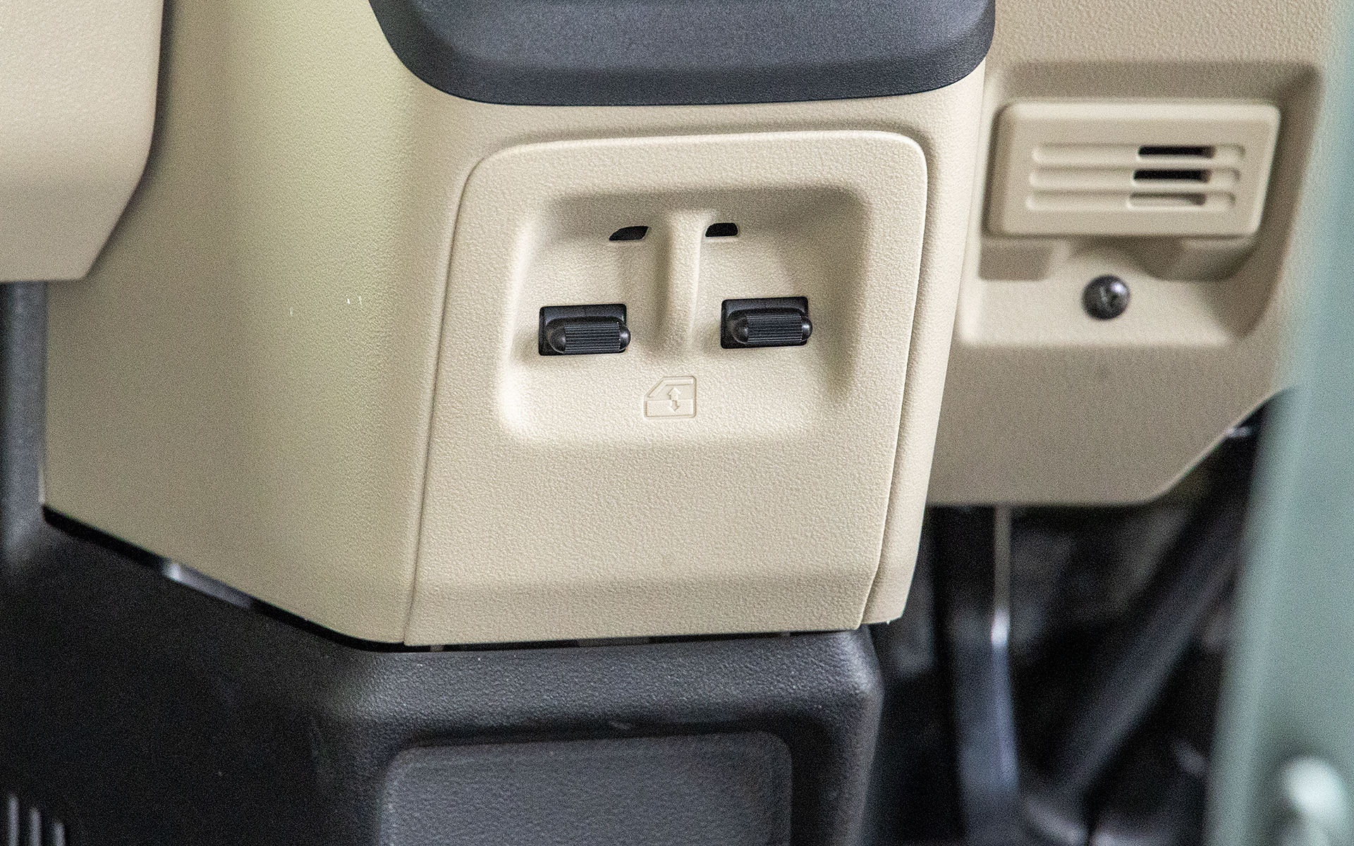 ドアからパワーウィンドウスイッチがなくなりセンター部へ取り付けられている