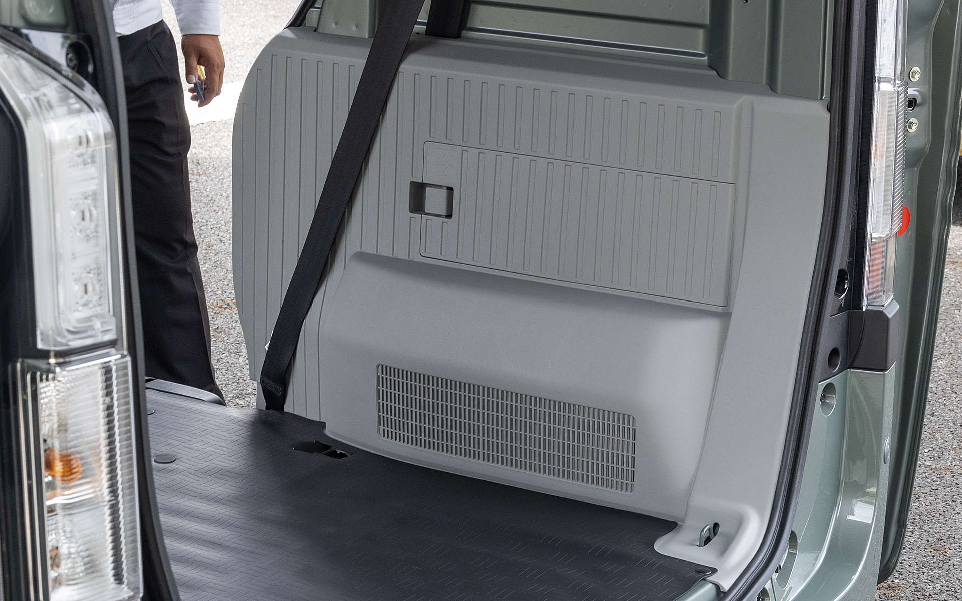 内装パネルの右側