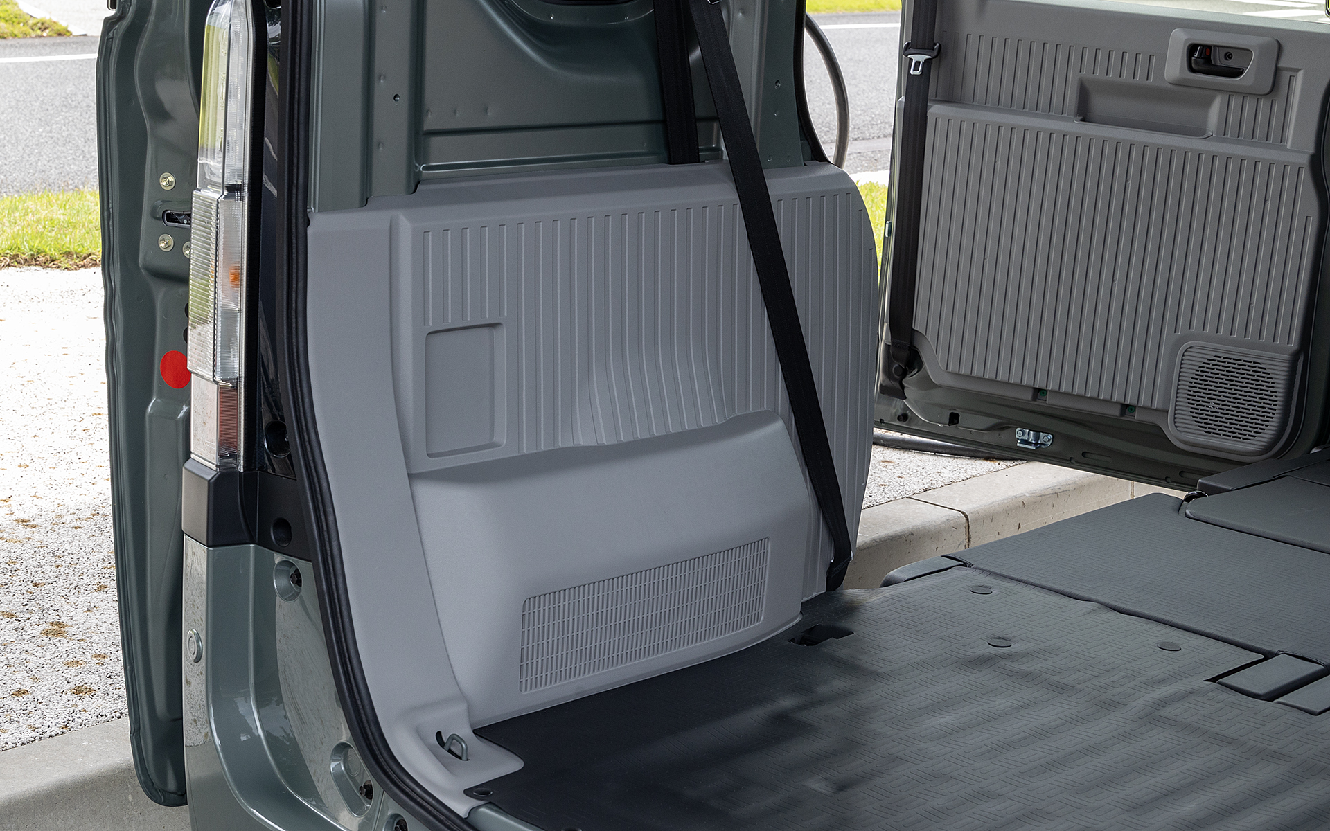 内装パネルの左側