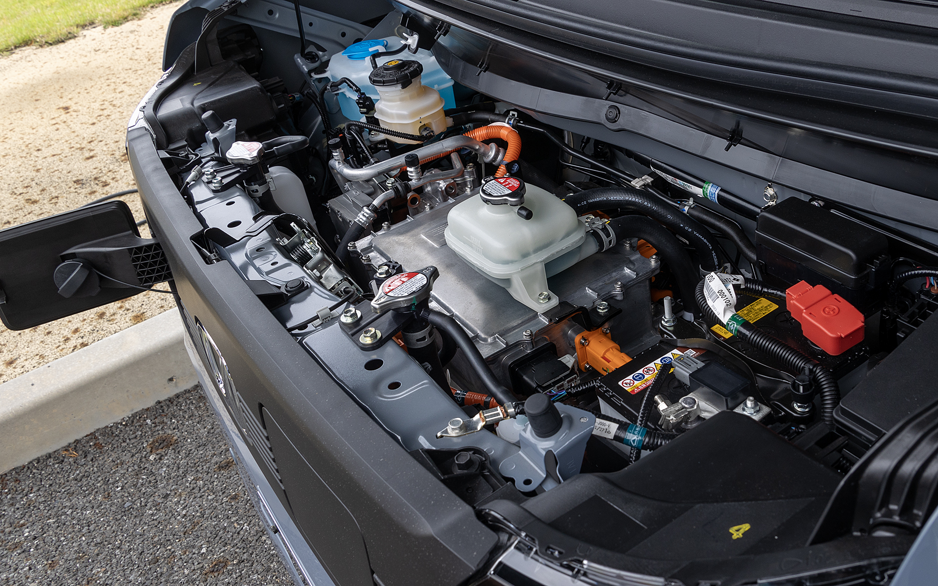 なんとラジエターキャップが3つある。写真手前はモーター用で約65℃に保つような制御。真ん中に見えるのはヒーター用。そして奥（運転席側）がバッテリ用で55℃に保つようにしている