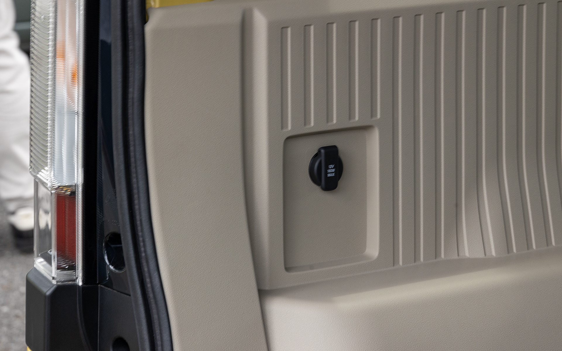 室内に1500Wの給電ソケットはない。室内で1500W給電を使う場合は、パワーサプライコネクターと外部給電ソケット（ともに純正アクセサリー）を使用する