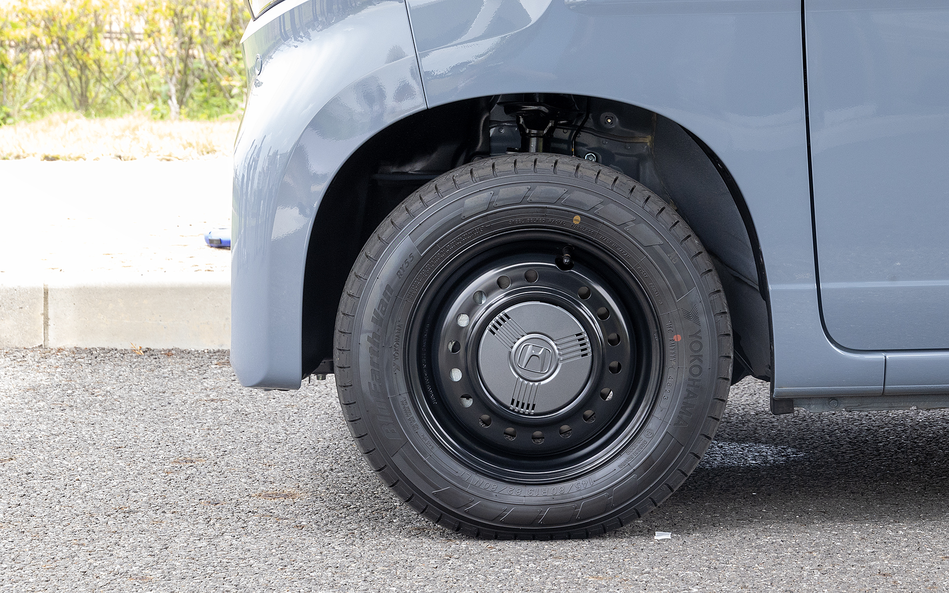 前後のタイヤ径が12インチから13インチに変更になった。理由はEV化に伴う車重アップに対するブレーキシステムの大型化を行なうため。普通の走行では問題ないがフルに積載した状態で長い下り坂を走るというようなシーンでは、12インチ用ブレーキではフルードの油温も上がりブレーキペダルを強く踏むことになる（ブレーキのキャパシティーは足りている）。この状況は安全性として開発陣が目指すところではないという判断からとのこと