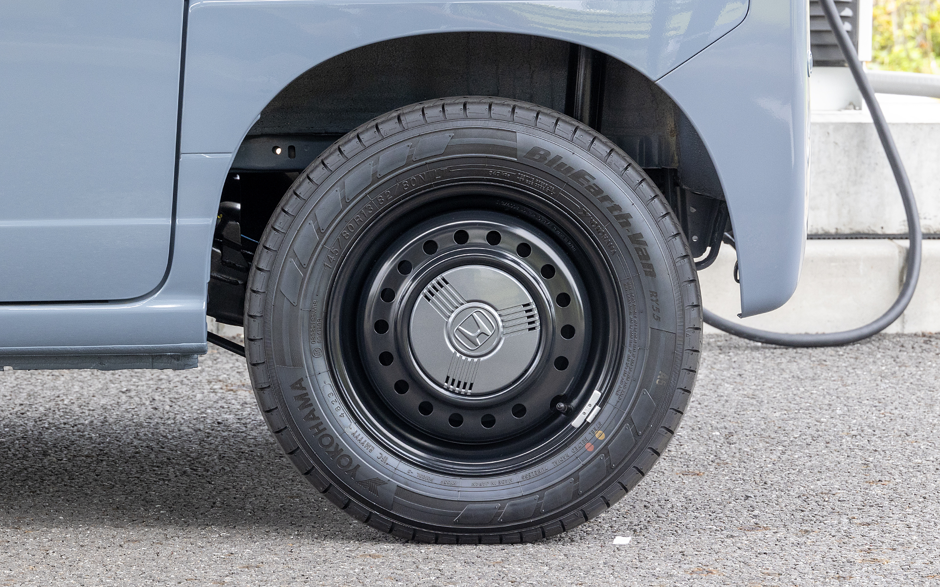 それとインチアップによる走行安定性向上。12インチではLKASを入れないと高速道路などでフラつくこともあったが13インチ化でそこも改善しているという。タイヤサイズは145/80R13 82/80N LT。空気圧も変更されてフロントが300kPa、リヤが350kPaとバランスが取れたものとなった。タイヤサイズと空気圧が変わったことによりサスペンションのセッティングも変更されて乗り心地も向上したという