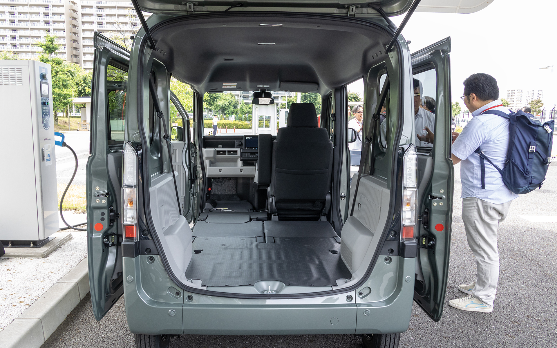 エンジンがない分、静粛性も向上。また、フロア下にバッテリが収まることでフロアからの音の侵入も減っているという。遮音材の追加はないそうだ