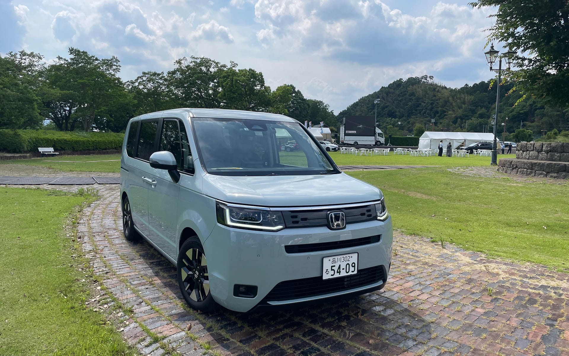 ステップワゴン e:HEV エアーは洒落た色のセンスがいい。長距離、荷物満載、3人乗車で平均16km/Lの燃費は素晴らしいと思う