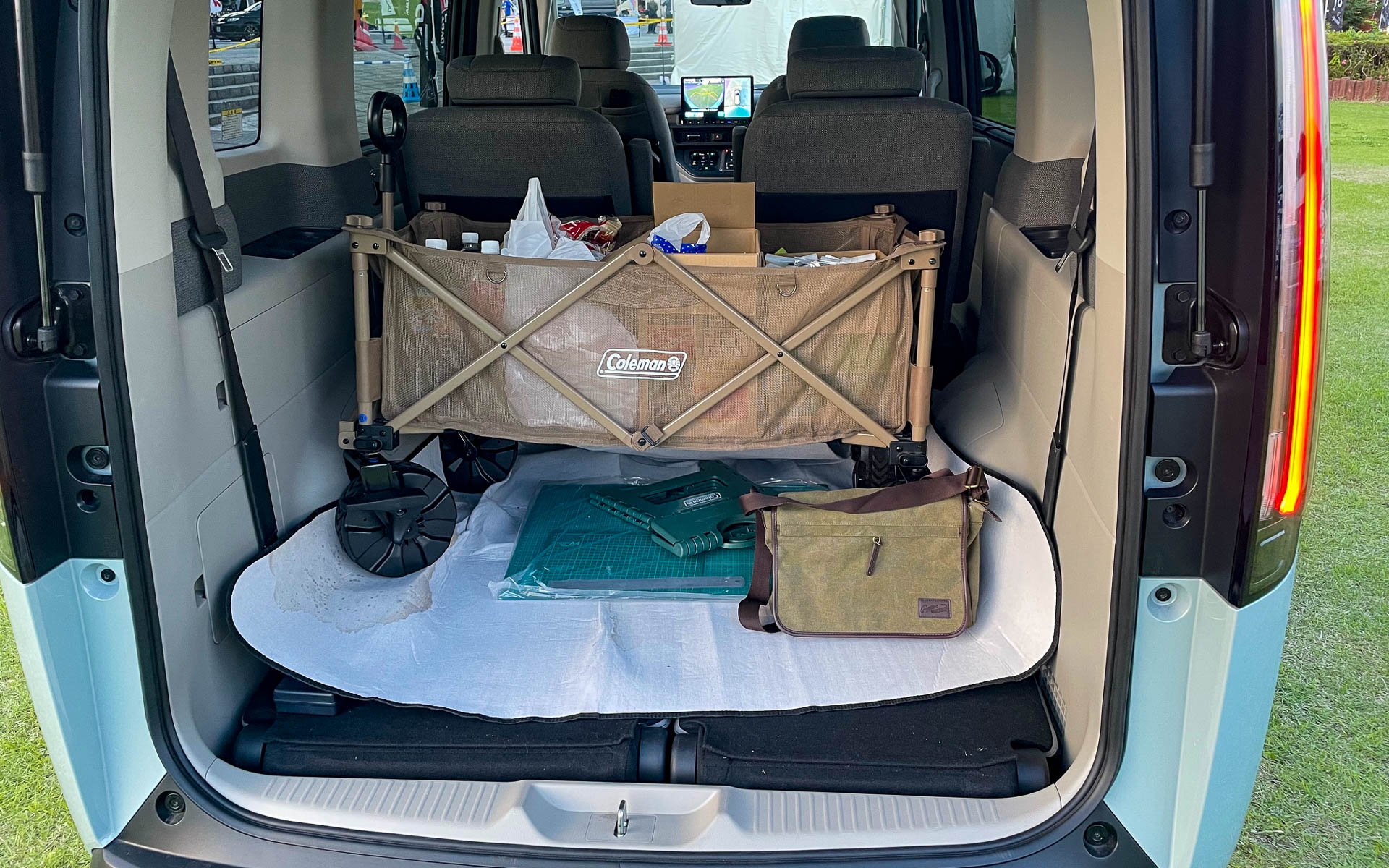 秀逸なサードシートはワンタッチで床下に格納でき、幅のある荷物も積み込めた。床はフラットになります。立派