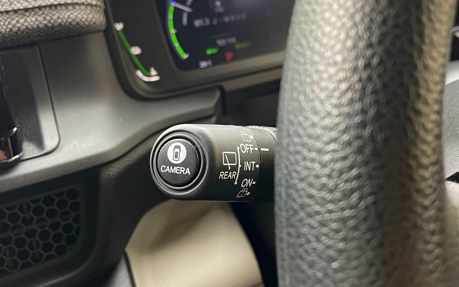 ワイパーレバーの先端にある広角レンズスイッチ。狭い道から出るときなんかに便利です