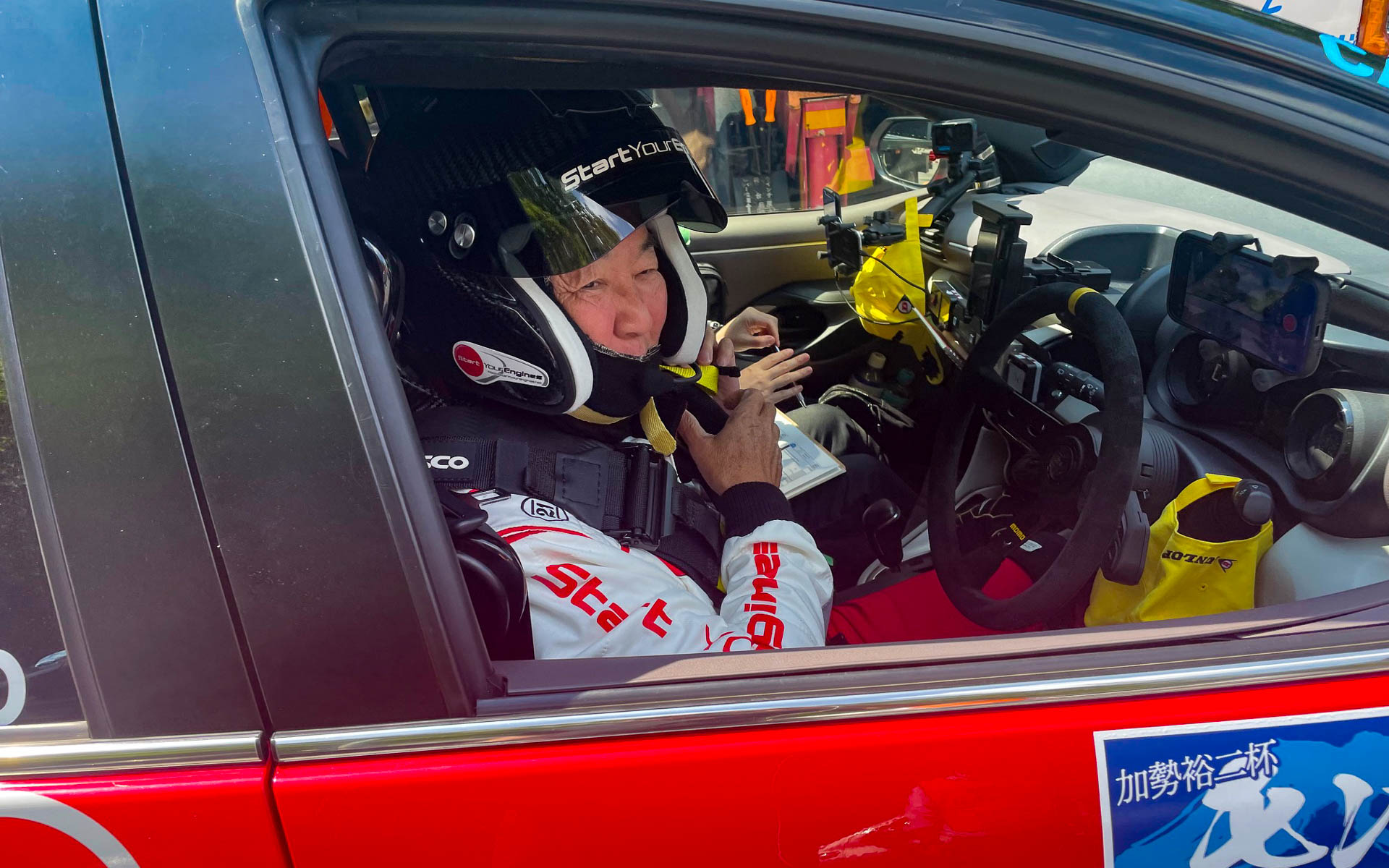 今年はヤリスHVでラリーに出ている清水和夫選手。今回も入賞した。碓氷峠のTC前で。うれしそうです