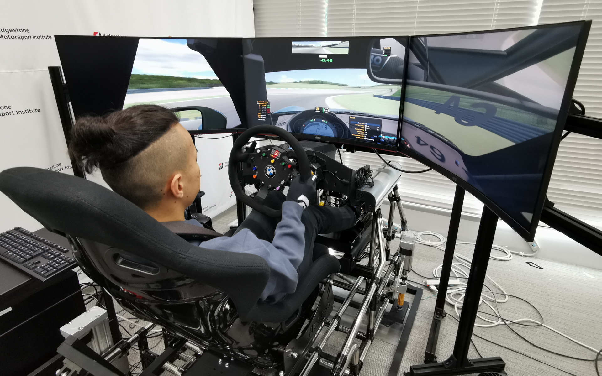 設置シミュレーターはアクセス製で、ソフトは今回は「iRacing」を使用