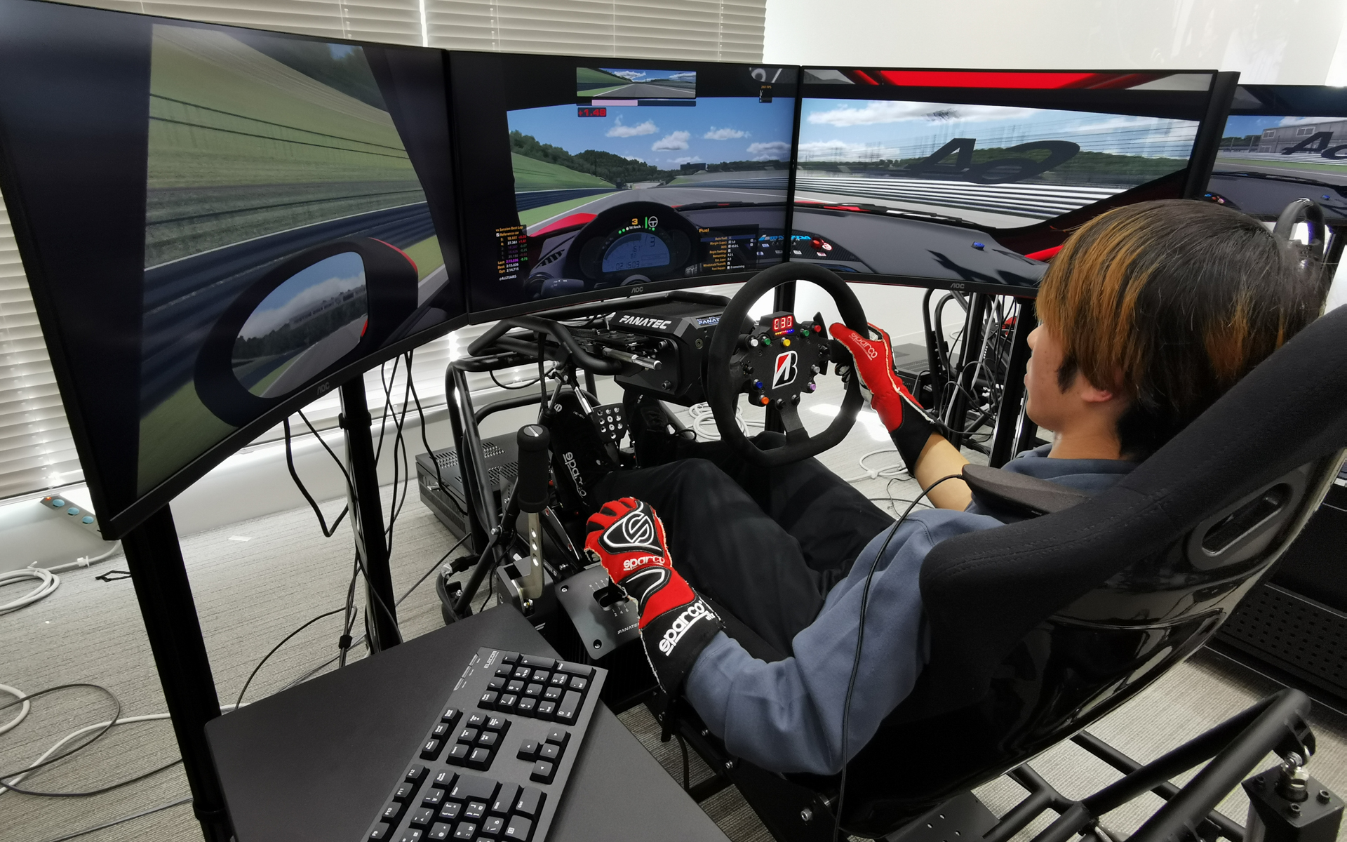 「アセットコルサ」も使用可能なほか、「rFactor2」「グランツーリスモシリーズ」などへの対応も検討しているという