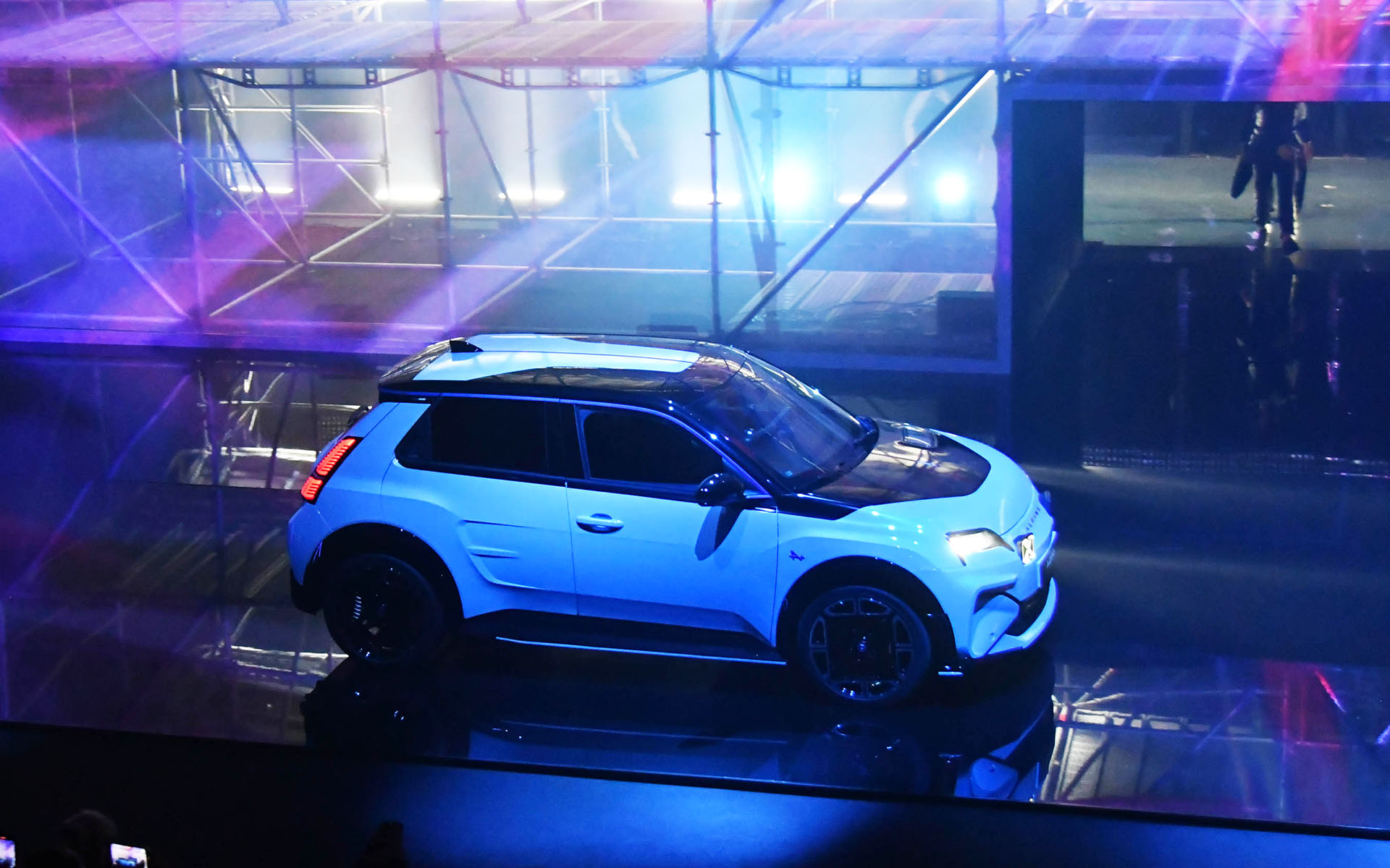 「X」のライトシグネチャーが特徴的なA290