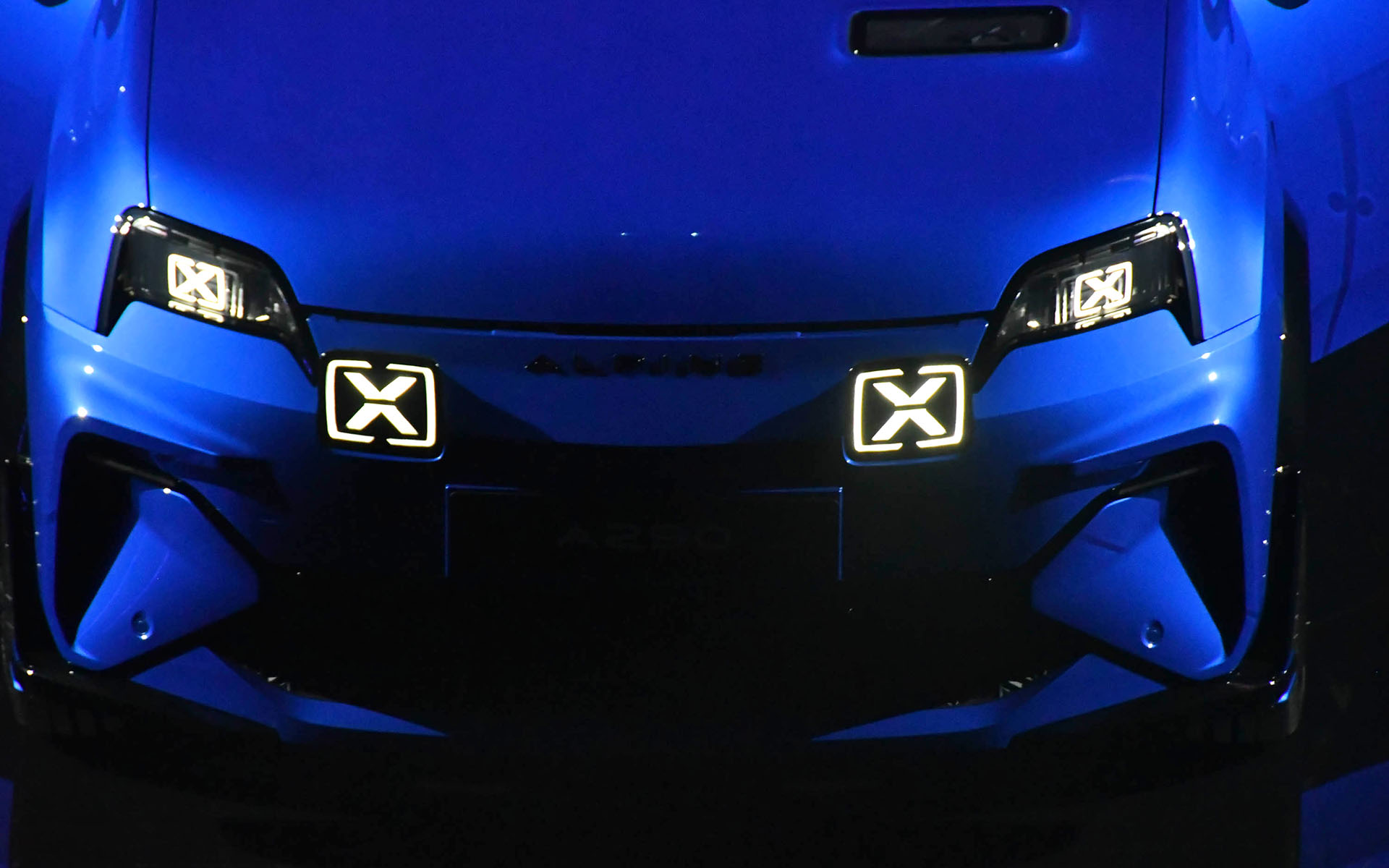 「X」のライトシグネチャーが特徴的なA290