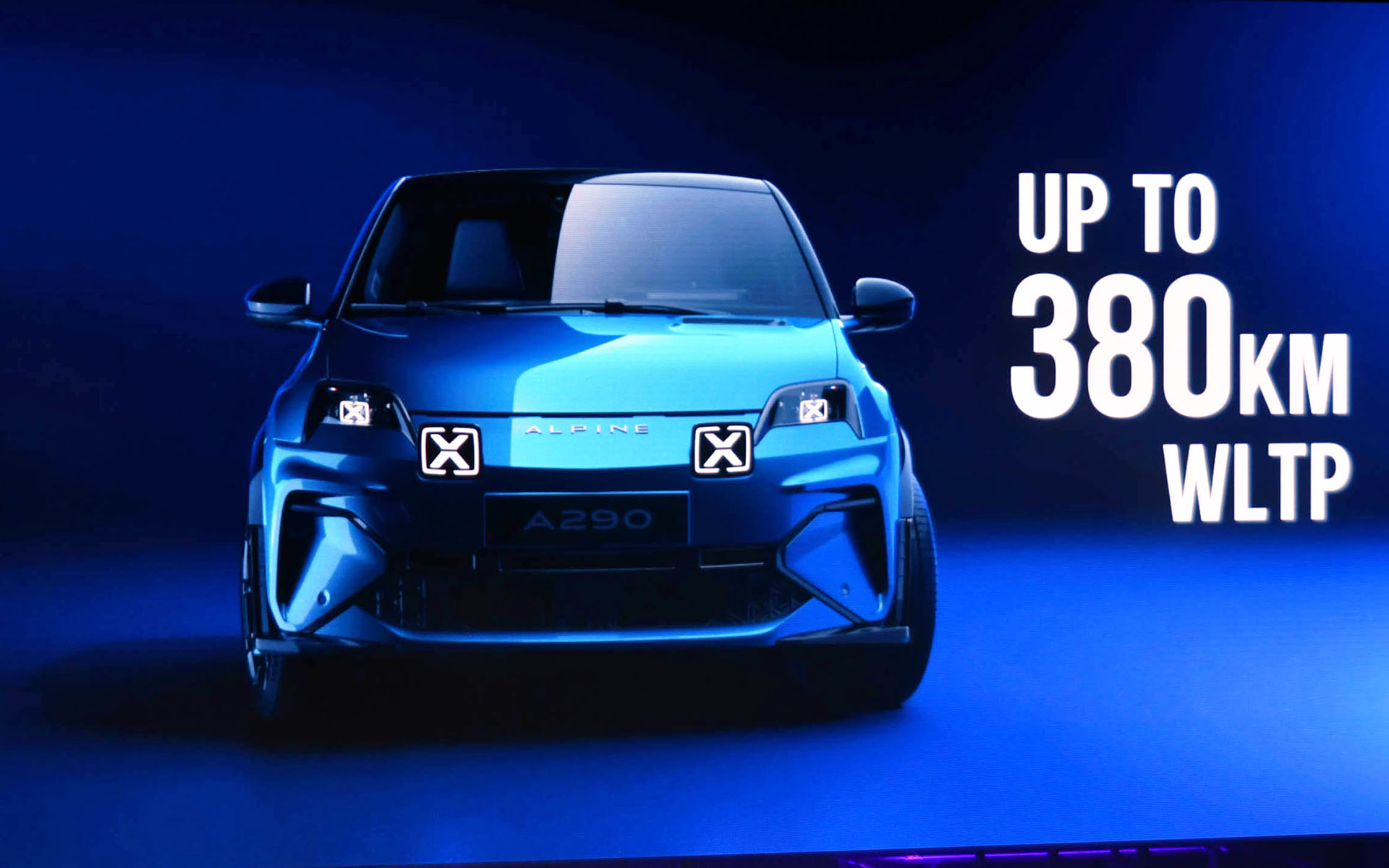 前輪を駆動する電動モーターは160kW（約218PS）/300Nmを発生。WLTPモードでの最大航続距離は380kmとした