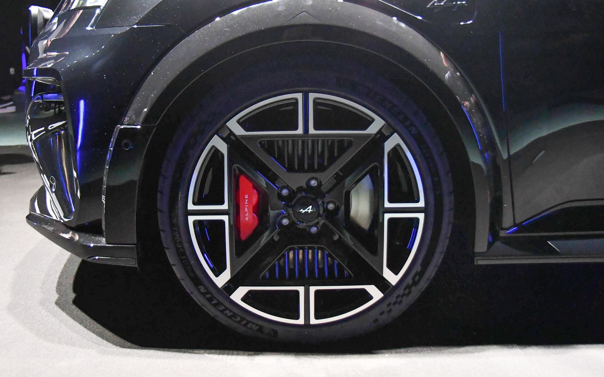 デザインはA106、R5アルピーヌ、A110から着想を得たという