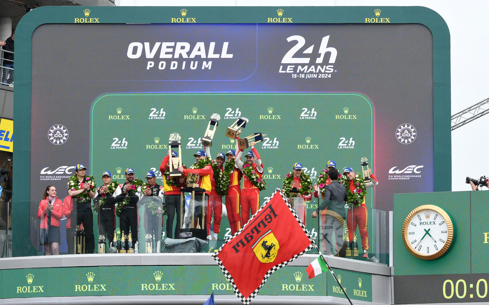 ル・マン24時間レースの表彰台。優勝は50号車 フェラーリ 499P（アントニオ・フオコ/ミゲル・モリーナ/ニクラス・ニールセン）