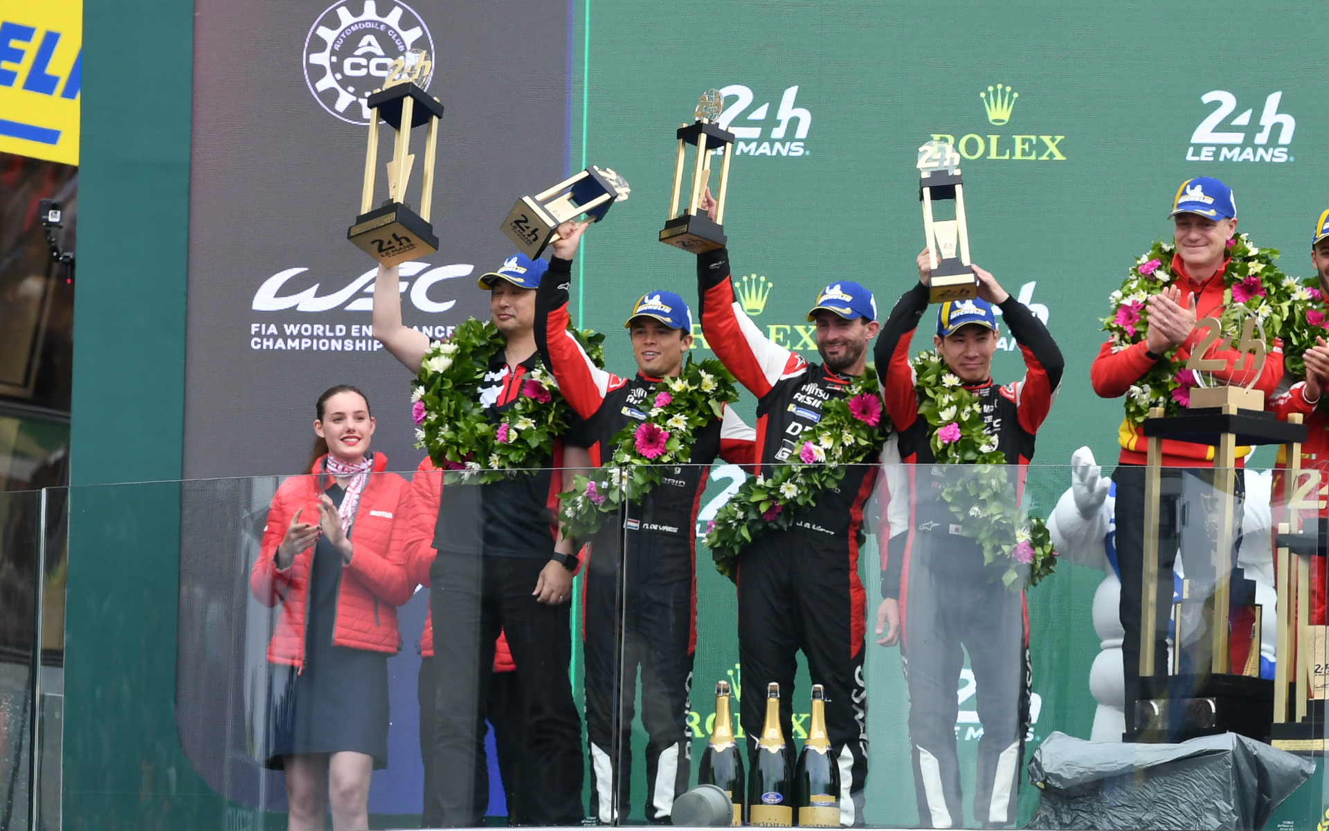 2位は7号車 トヨタ GR010 HYBRID（小林可夢偉/ホセ・マリア・ロペス/ニック・デ・フリース）
