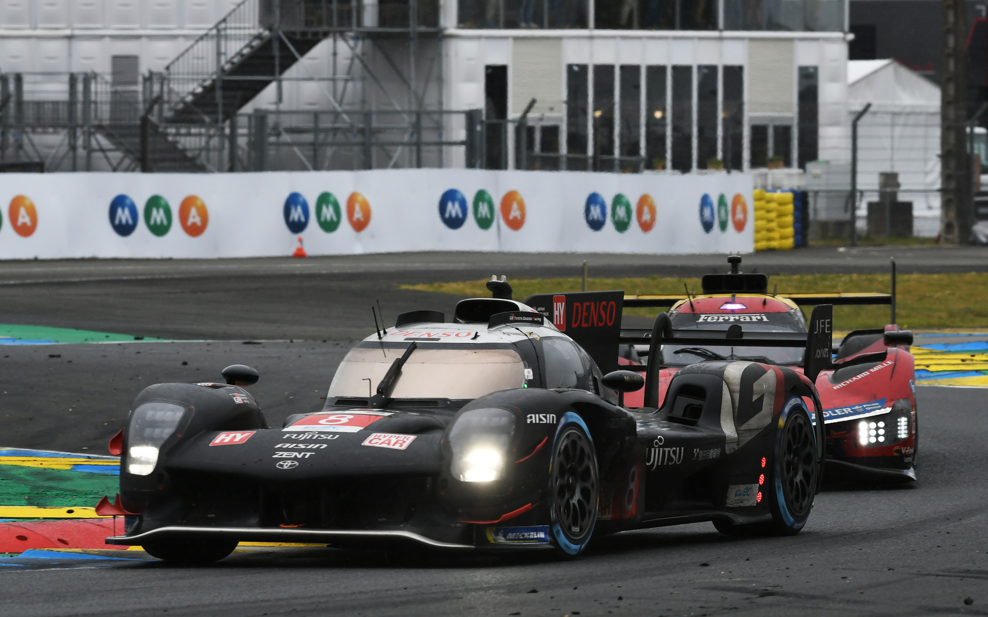 フェラーリと激しく争うトヨタ 8号車