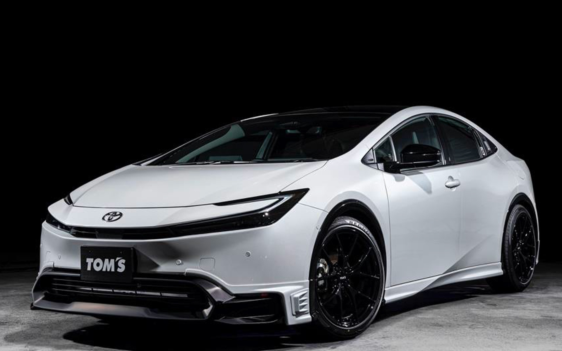 プリウス専用のエアロパーツ「TOM'S スタイリングパーツセット」装着例