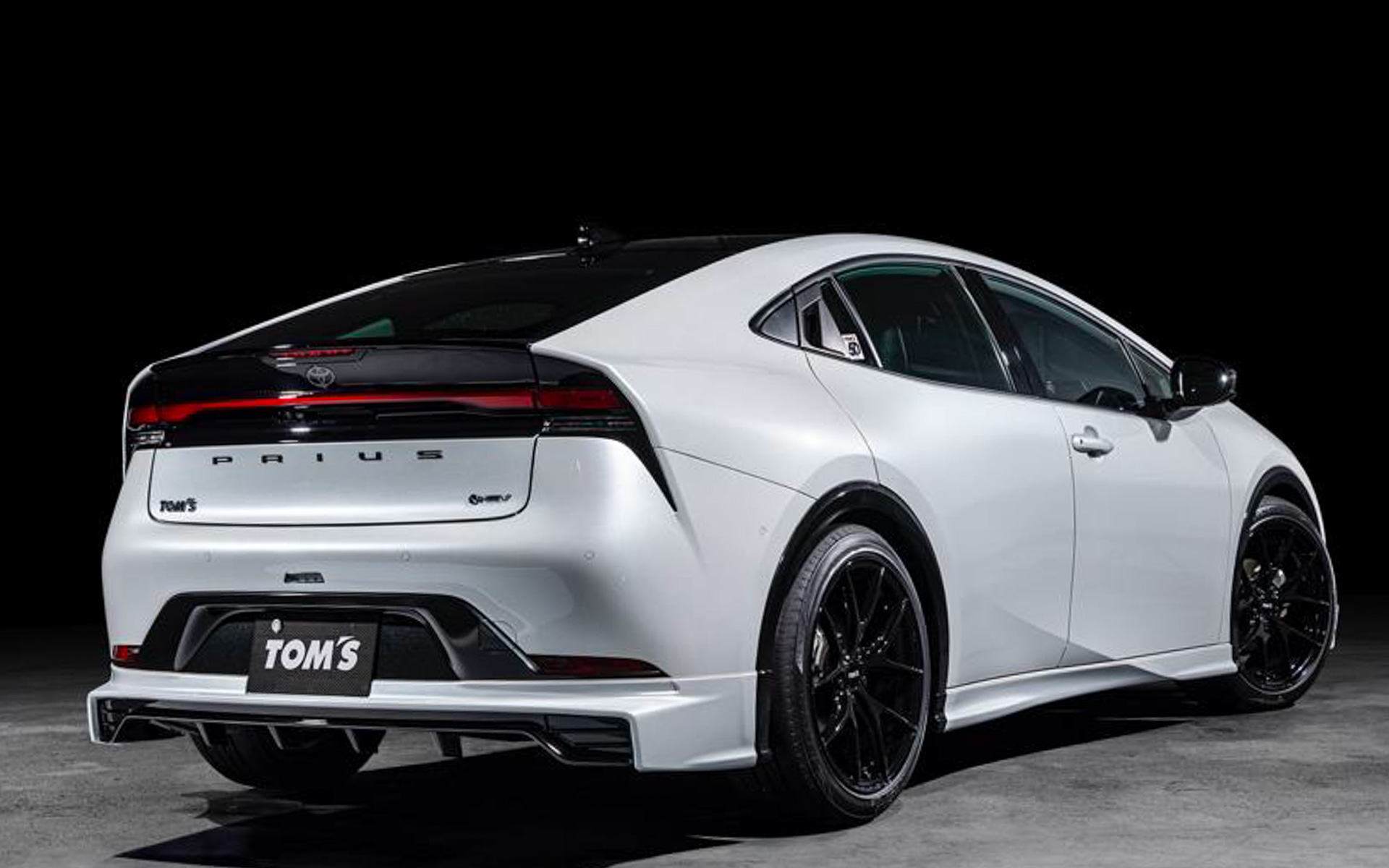 プリウス専用のエアロパーツ「TOM'S スタイリングパーツセット」装着例