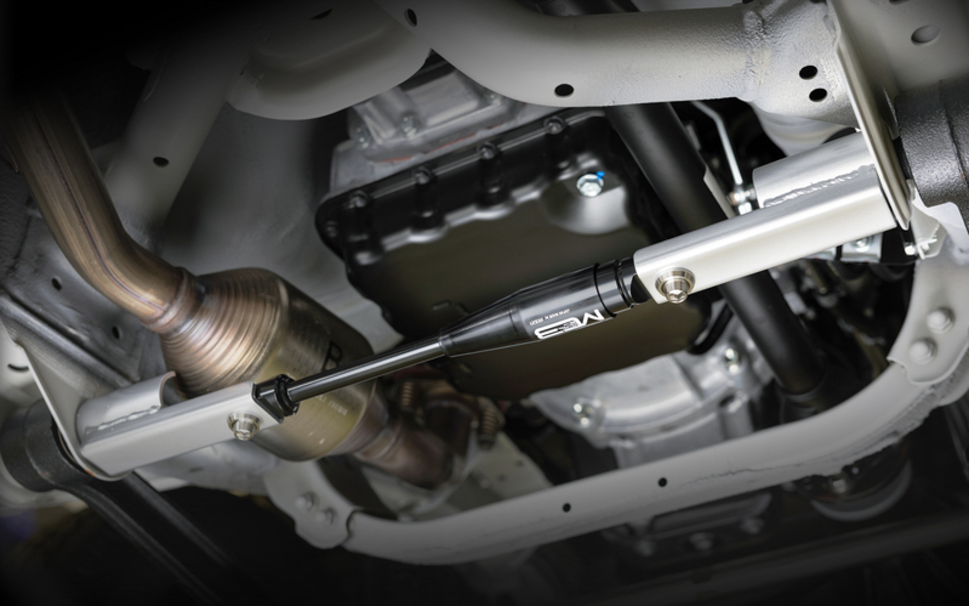 フロント側のリーディングアームにモーションコントロールビームを装着した状態