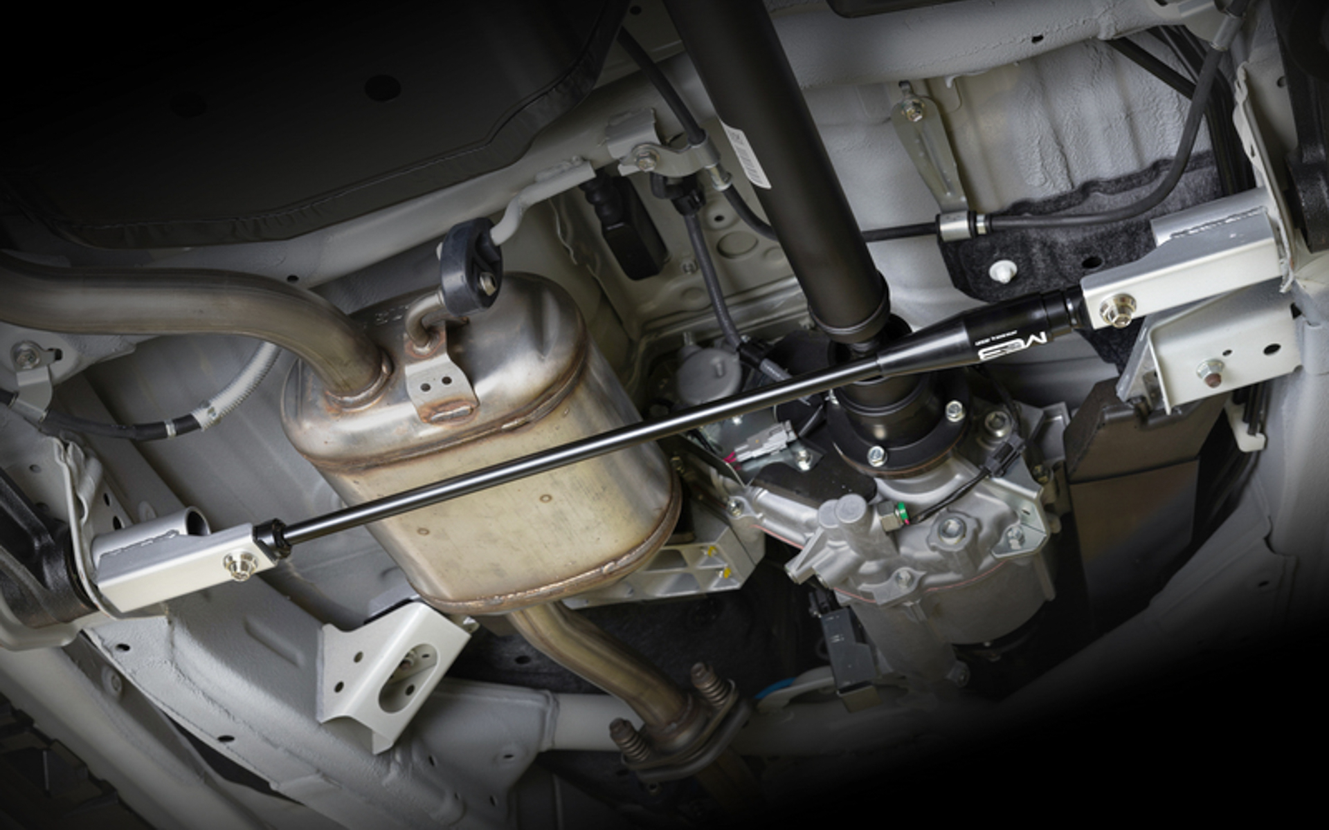 リア側のトレーリングアーム部分にモーションコントロールビームを装着した状態