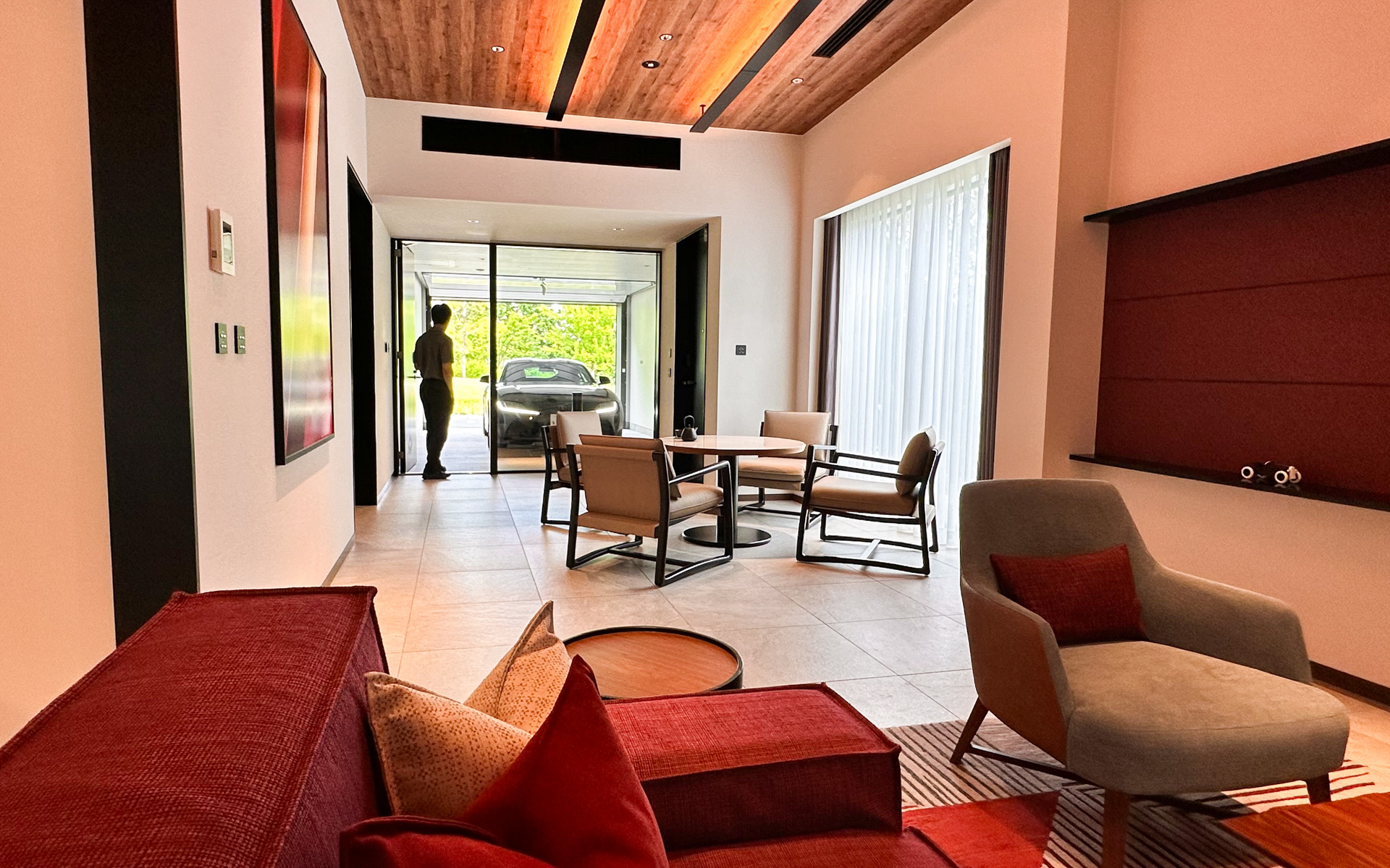 ガレージとリビングルームの境がガラス張りになっているガーデンヴィラに泊まれるプランも限定で用意