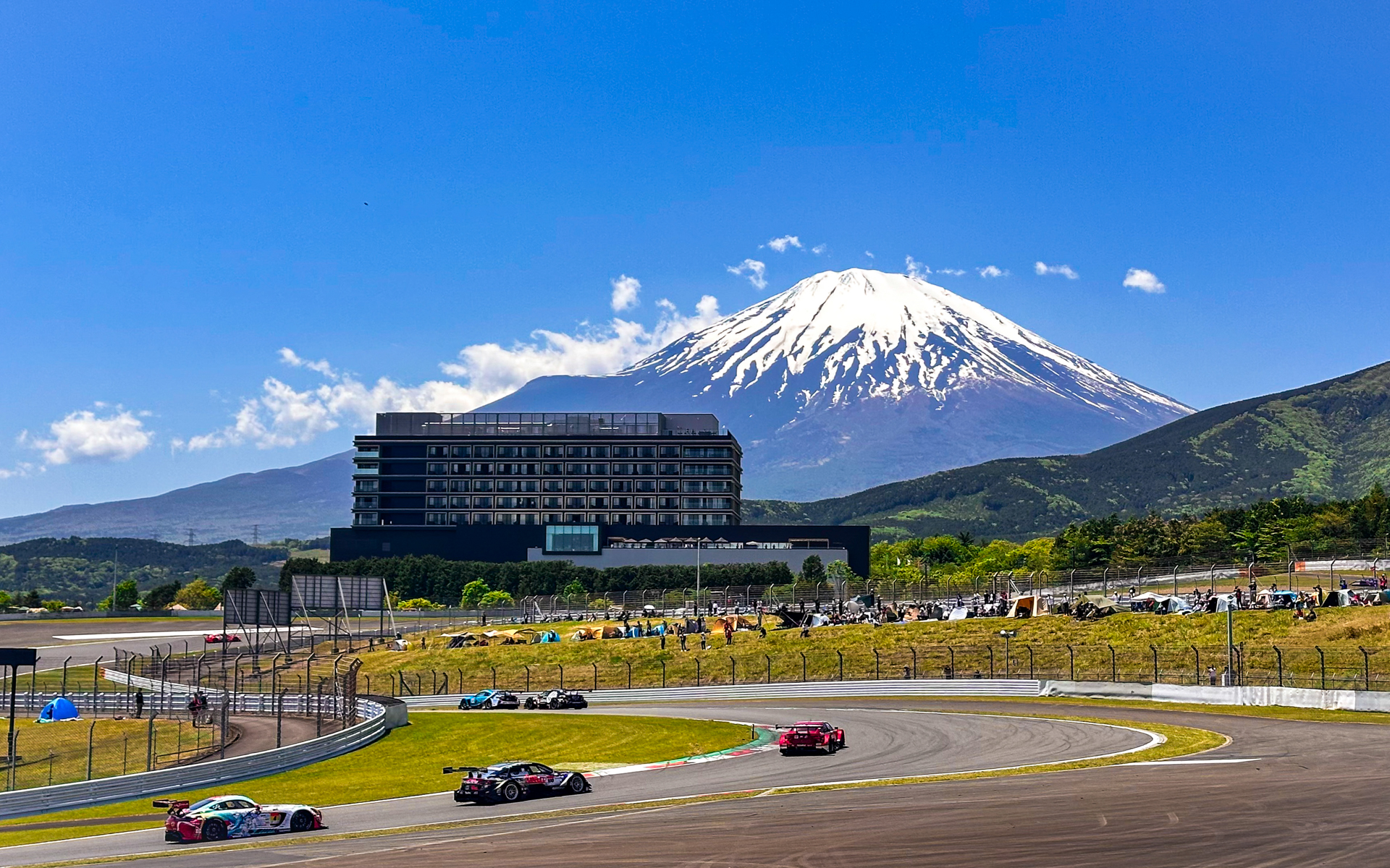 富士スピードウェイのメインコースをスープラで走れる