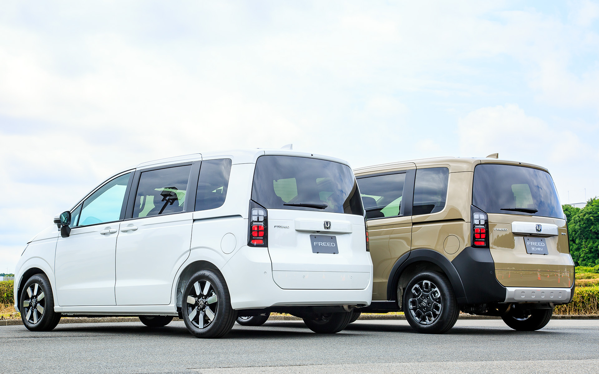 3代目となる新型「フリード」（プロトタイプ）にテストコースで試乗。3代目では「エアー」（左）と「クロスター」（右）が用意され、ボディサイズはエアーが4310×1695×1755mm（全長×全幅×全高）。クロスターはホイールアーチプロテクターを装備することでエアーから全幅が25mm拡大し、4310×1720×1755mm（全長×全幅×全高）とした