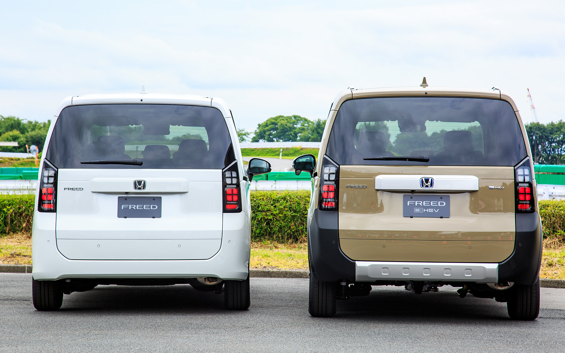 3代目となる新型「フリード」（プロトタイプ）にテストコースで試乗。3代目では「エアー」（左）と「クロスター」（右）が用意され、ボディサイズはエアーが4310×1695×1755mm（全長×全幅×全高）。クロスターはホイールアーチプロテクターを装備することでエアーから全幅が25mm拡大し、4310×1720×1755mm（全長×全幅×全高）とした