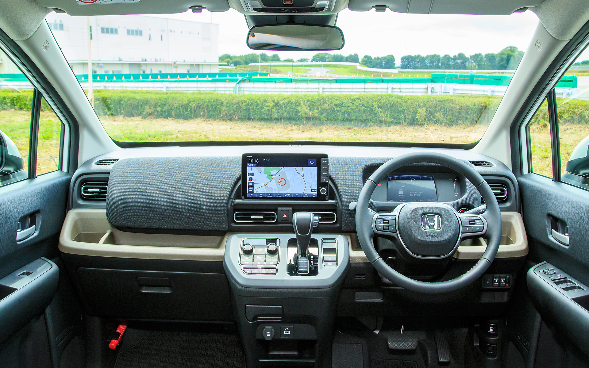 7名乗車仕様のエアーのインテリア。インパネまわりはシンプルな構成と操作性を追求しながら、運転視界のノイズ要素を排除。必要な機能部品を質感よく仕上げることで、すっきりとした視界と優れた操作性を両立した。また、1列目シートの背面形状を工夫することで2列目の膝まわりの空間を旧型比で約30mm拡大したほか、3列目の肩まわりの空間も約65mm広がっている