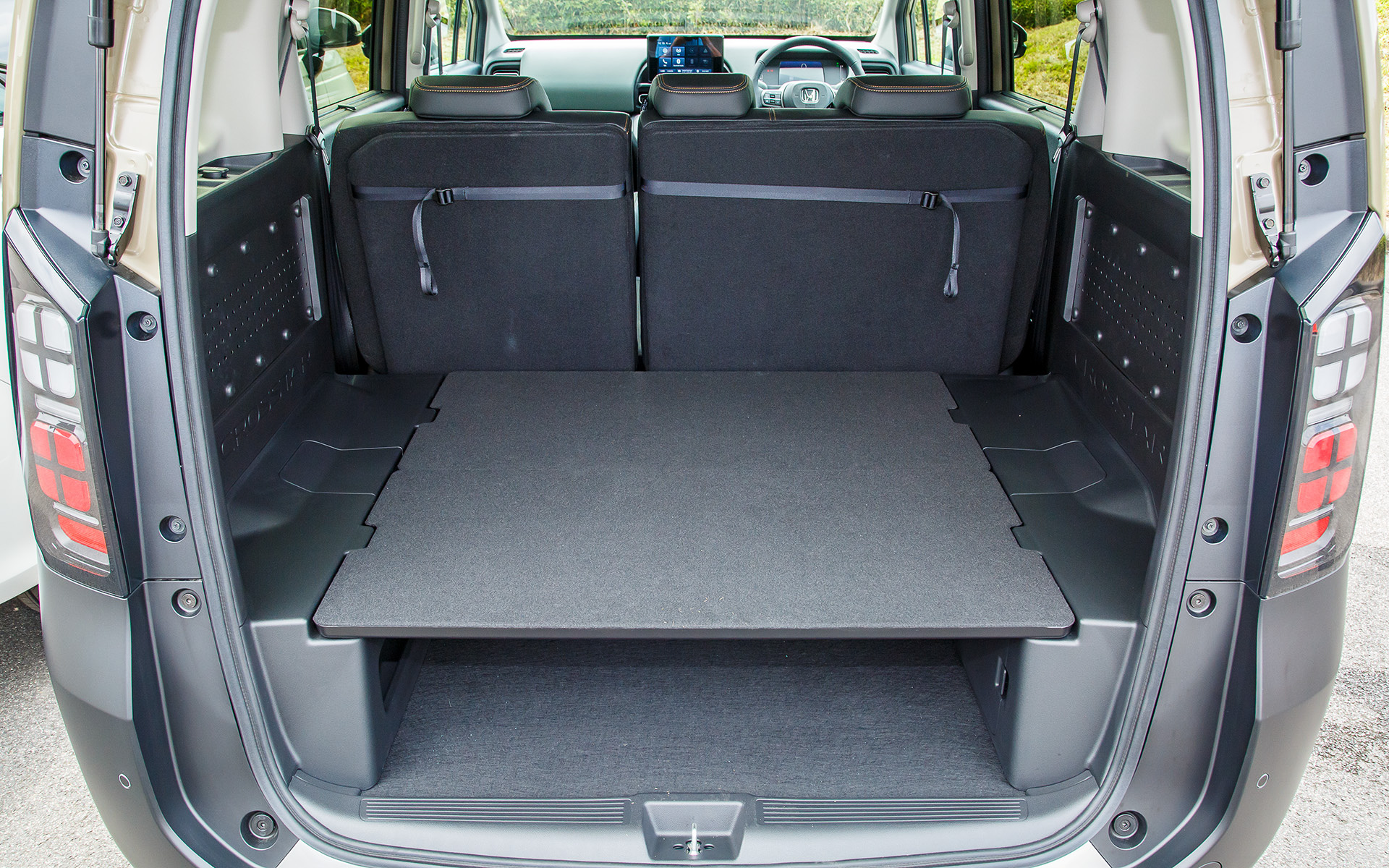 こちらは5名乗車仕様のクロスターのインテリア。2列シート仕様はクロスターのみの設定となっている。ラゲッジスペースはユーティリティボードで2段に分割できることに加え、磁石がくっつくステンレス素材を採用。ギア感の演出とともにマグネットトレーやフックを取り付けて有効活用できる「ユーティリティサイドパネル」など、アウトドアレジャーで活用できるアイテムを採用している